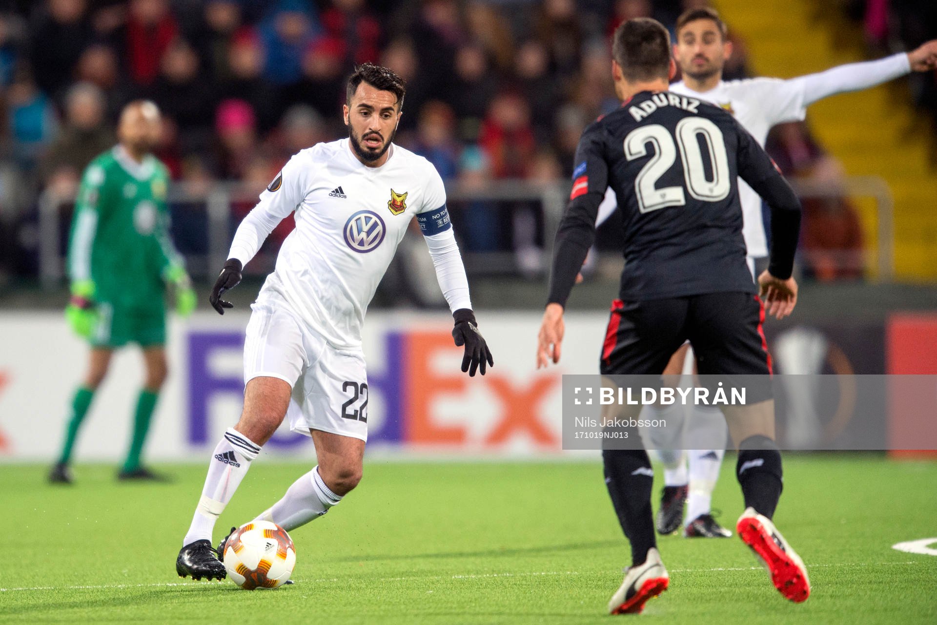 Östersunds Brwa Nouri och Athletic Bilbaos Aritz Aduriz under fotbollsmatchen i Europa League mellan Östersund och Athletic Bilbao den 19 oktober 2017 i Östersund.