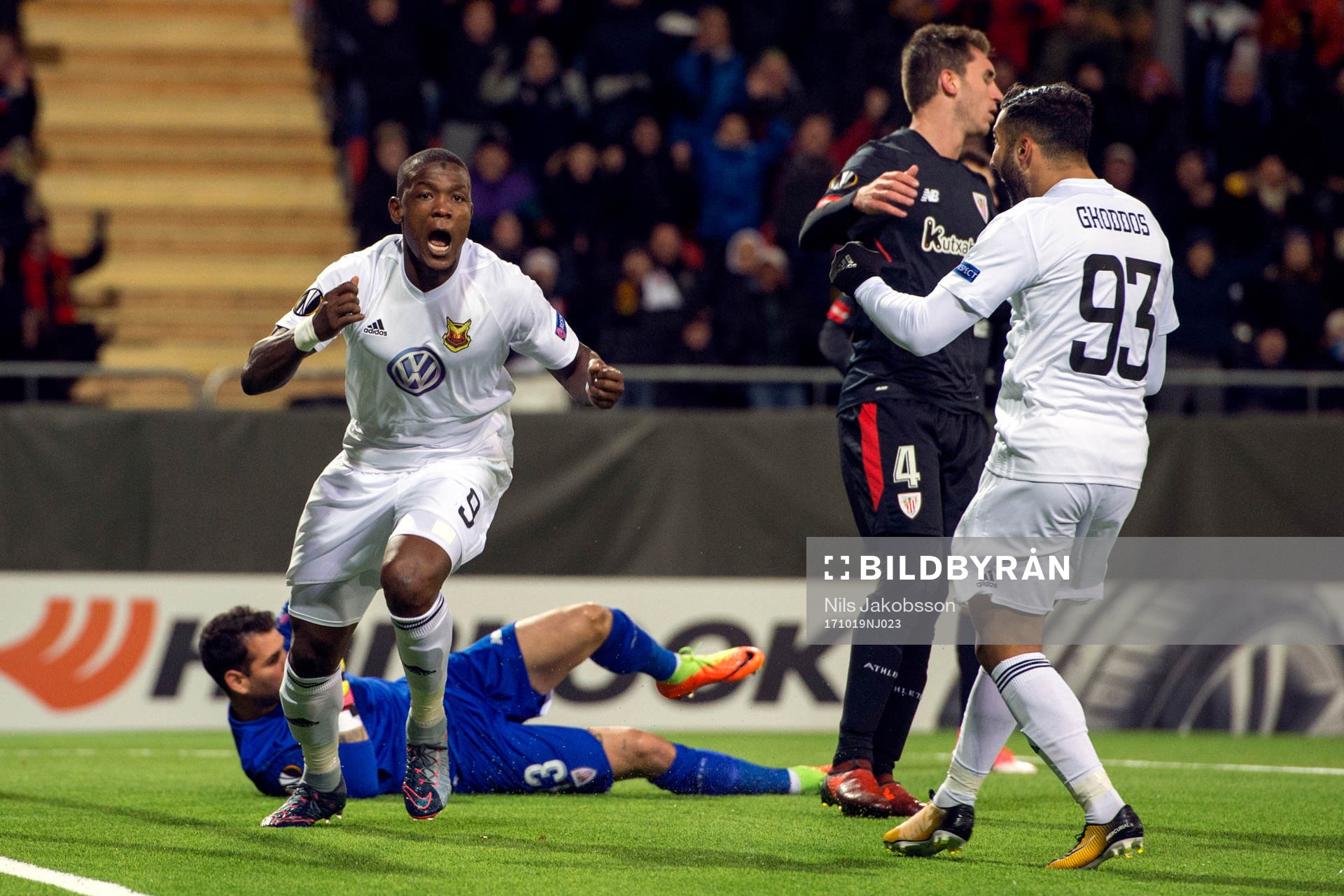 Östersunds Salisu Abdullahi Gero och Saman Ghoddos jublar