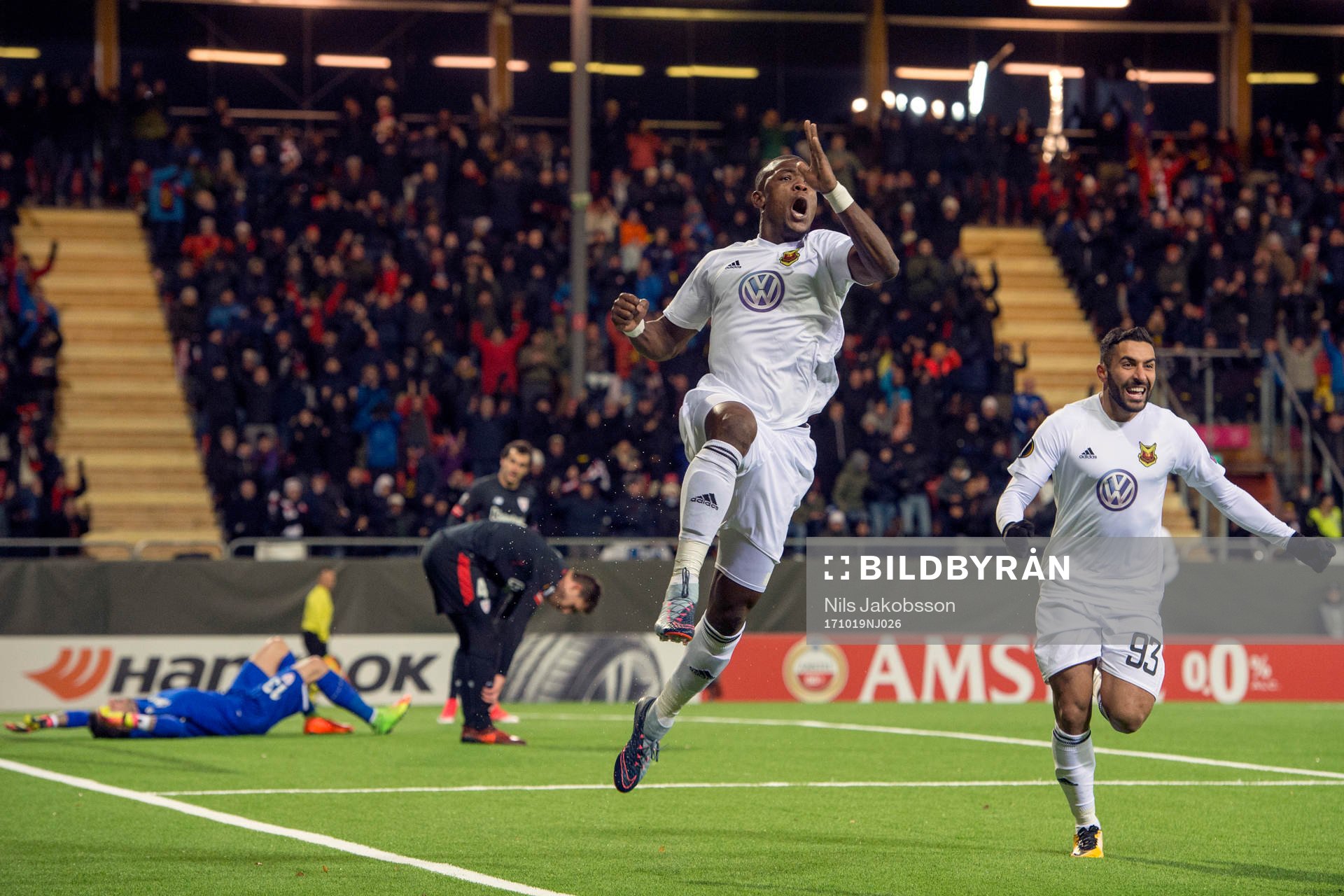 Östersunds Salisu Abdullahi Gero jublar efter 1-1 under fotbollsmatchen i Europa League mellan Östersund och Athletic Bilbao den 19 oktober 2017 i Östersund.