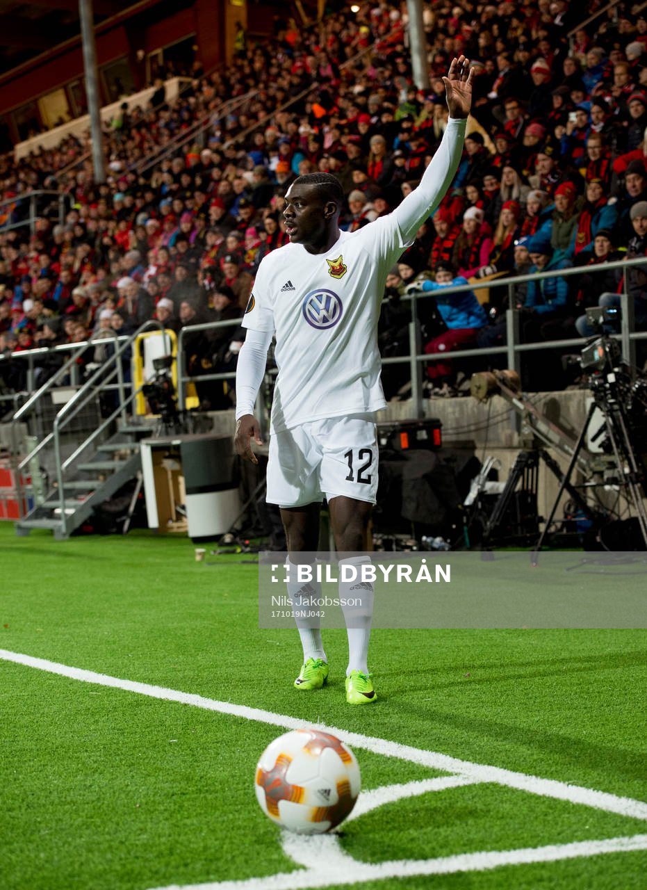 Östersunds Ken Sema lägger en hörna
