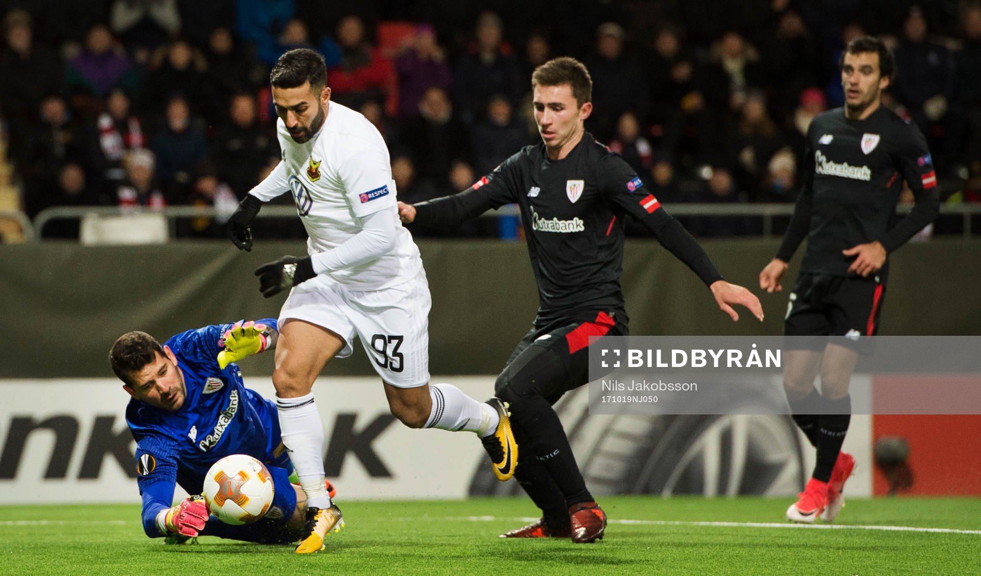 Östersunds Saman Ghoddos i duell med Athletic Bilbaos målvakt Iago Herrerin under fotbollsmatchen Europa League mellan Östersund och Athletic Bilbao den 19 oktober 2017 i Östersund.