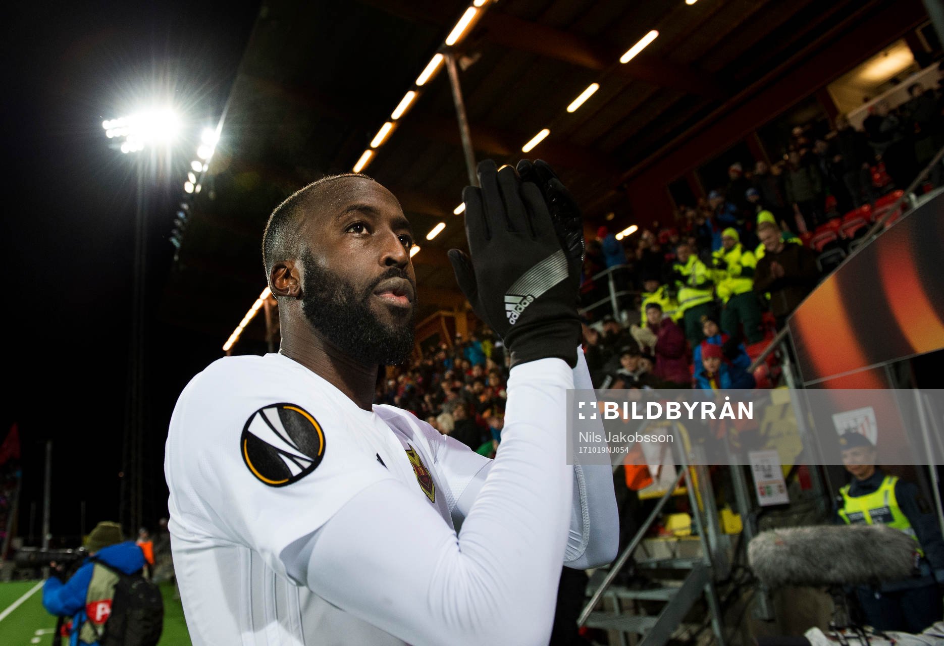 Östersunds Ronald Mukiibi tackar publiken