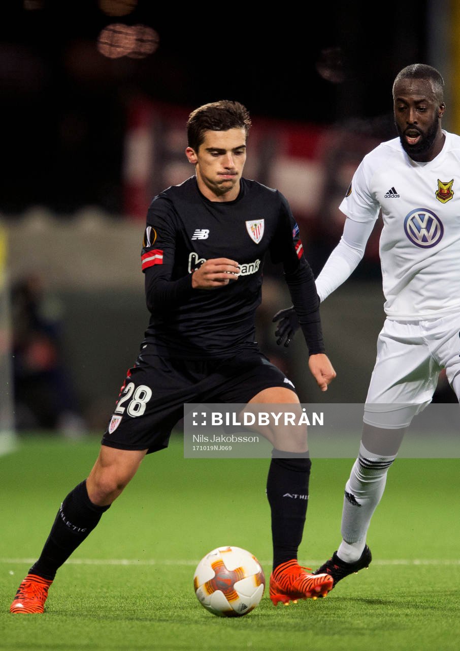 Athletic Bilbaos oscar Gil och Östersunds Ronald Mukiibi