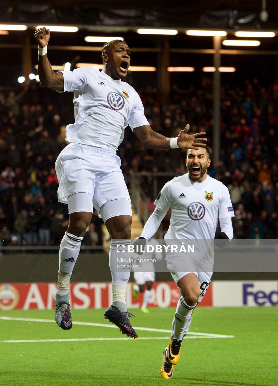 Östersunds Salisu Abdullahi Gero jublar efter att ha gjort 1-1 tillsammans med Saman Ghoddos under fotbollsmatchen Europa League mellan Östersund och Athletic Bilbaoi den 19 oktober 2017 i Östersund.