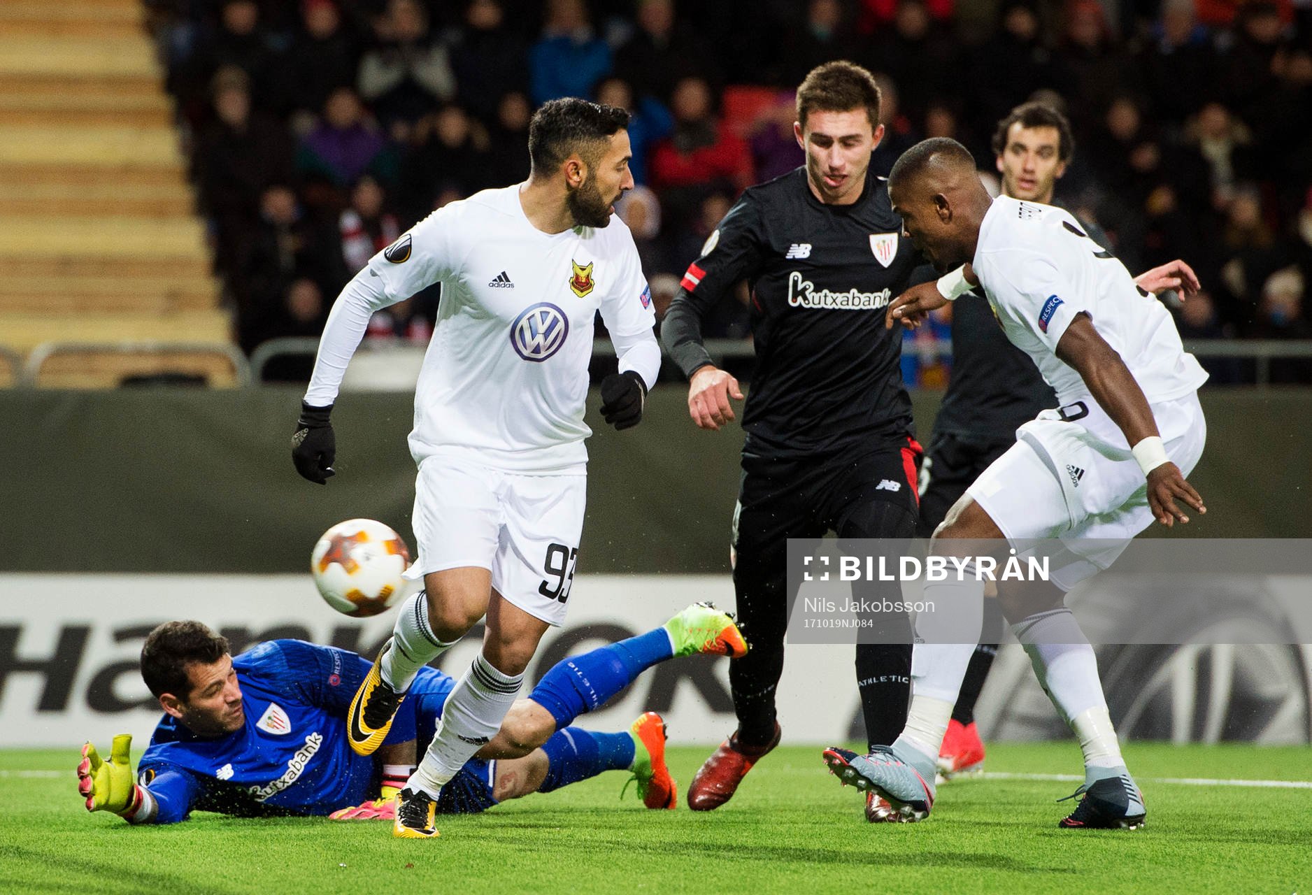 Östersunds Saman Ghoddos ser på när Salisu Abdullahi