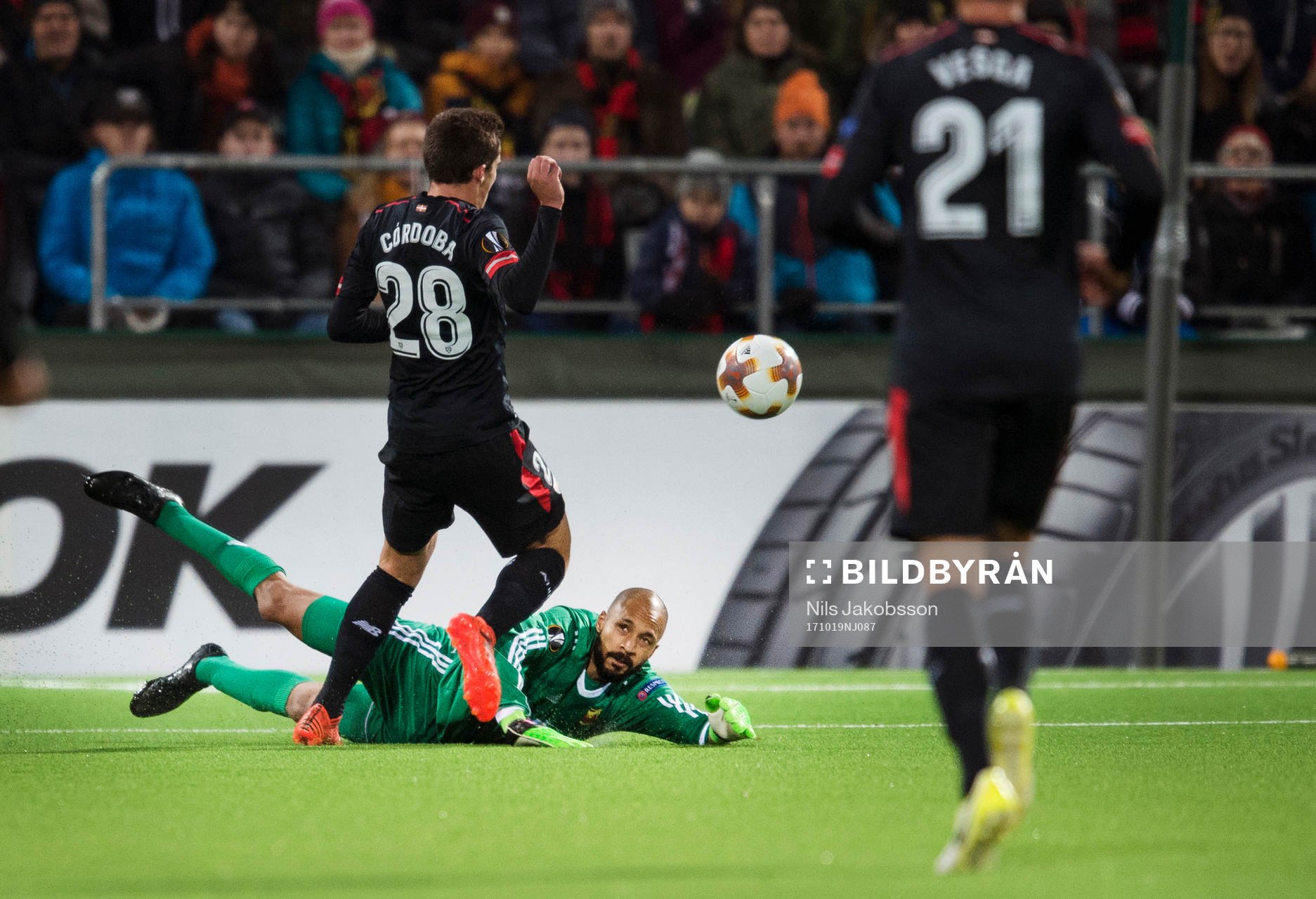 Athletic Bilbaos Inigo Cordoba och Östersunds målvakt Aly