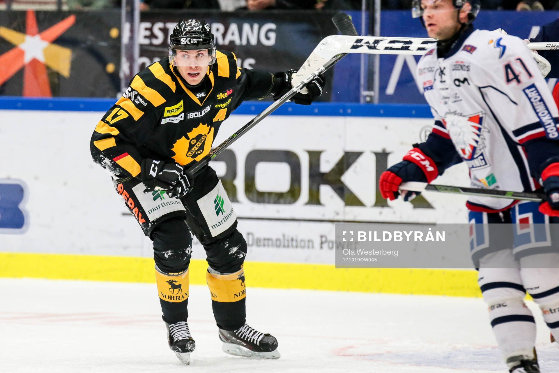 Skellefteås Pär Lindholm i närkamps med Linköpings