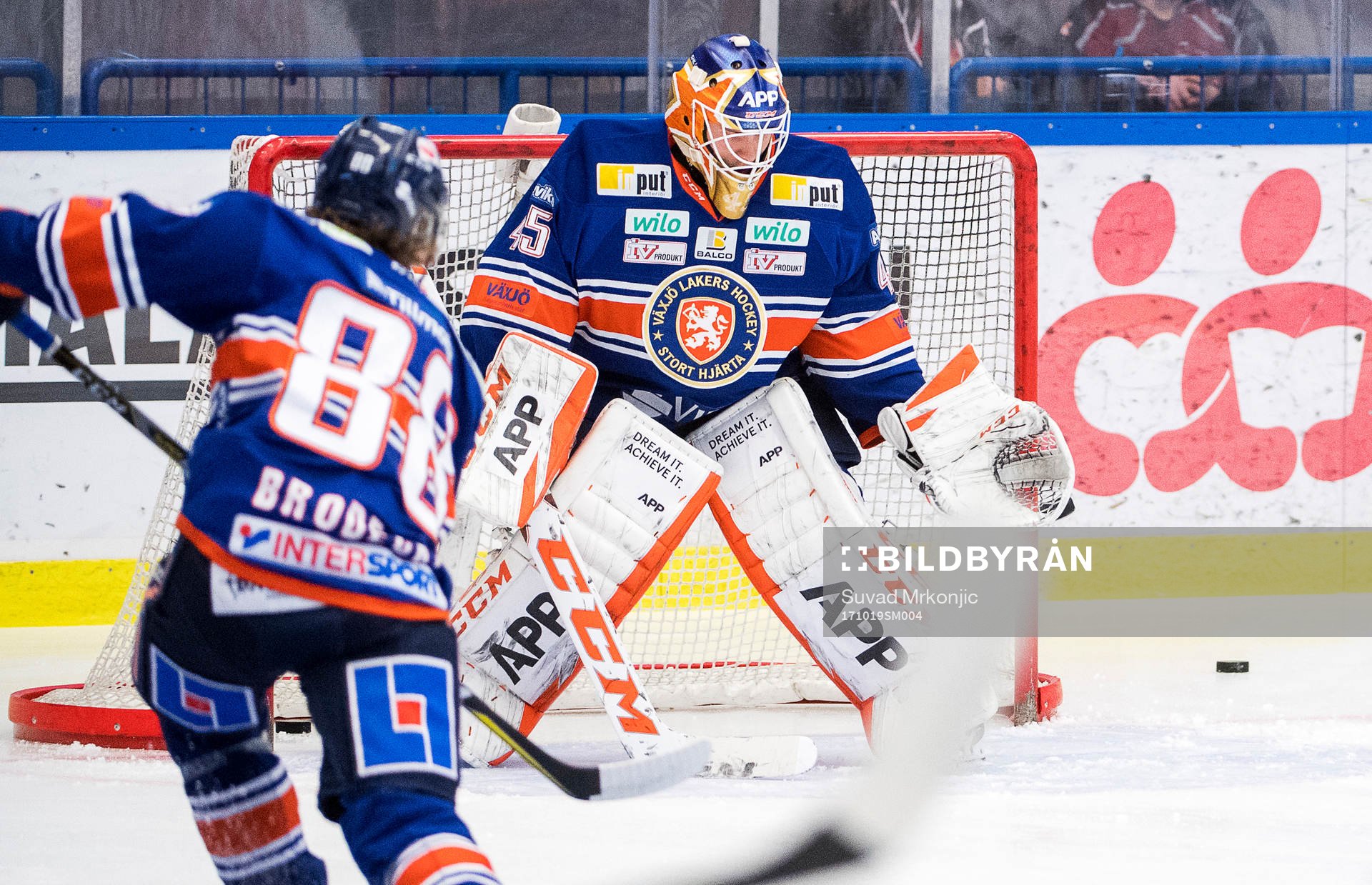 Växjös Adam Brodecki och målvakt Viktor Andrén