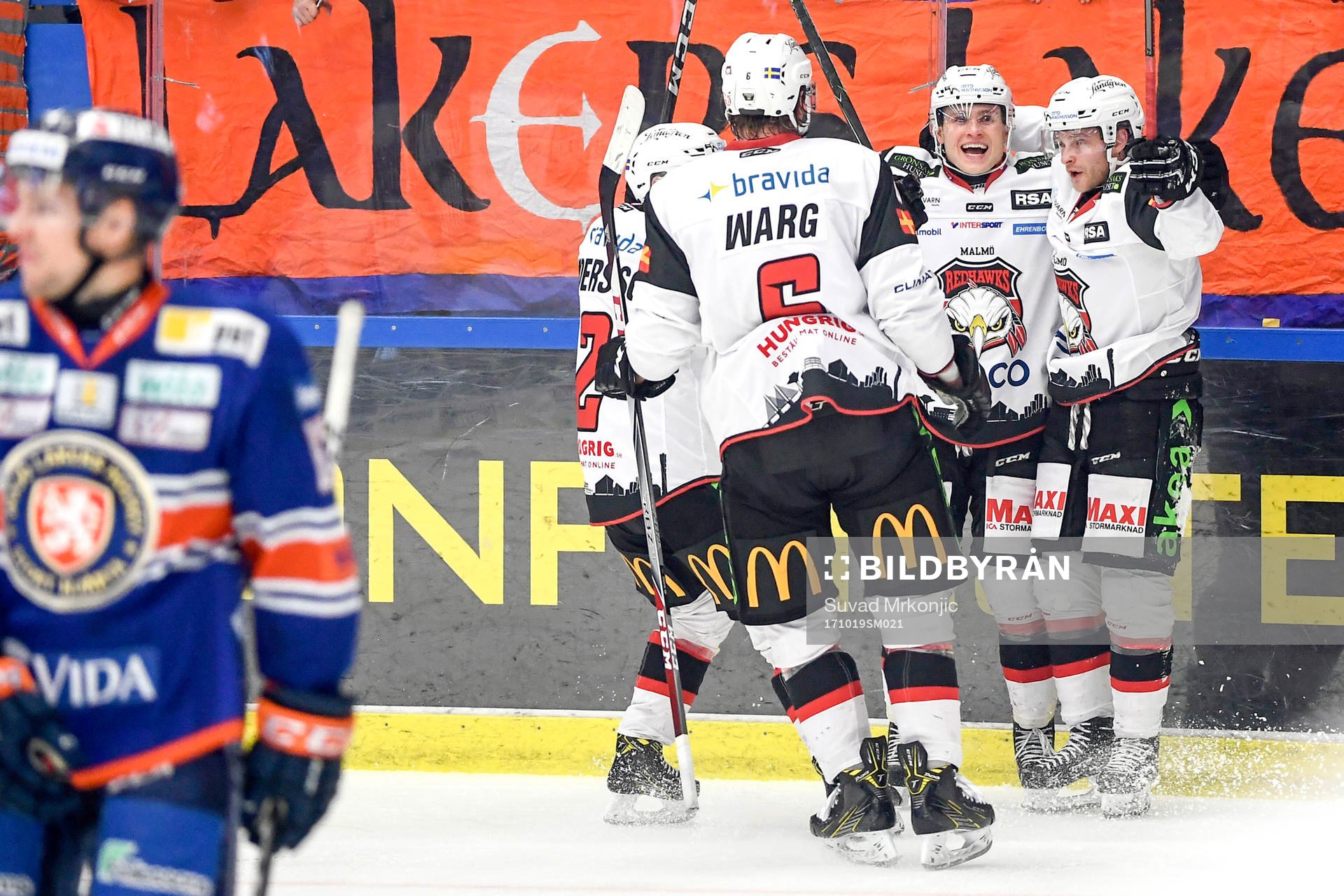 Malmö Redhawks Johan Olofsson jublar med lagkamrater