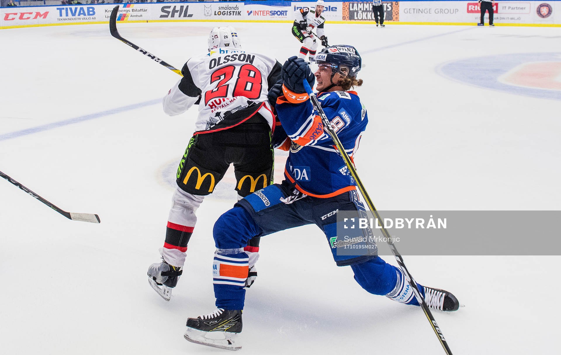 Växjös Adam Brodecki och Malmö Redhawks Jens Olsson