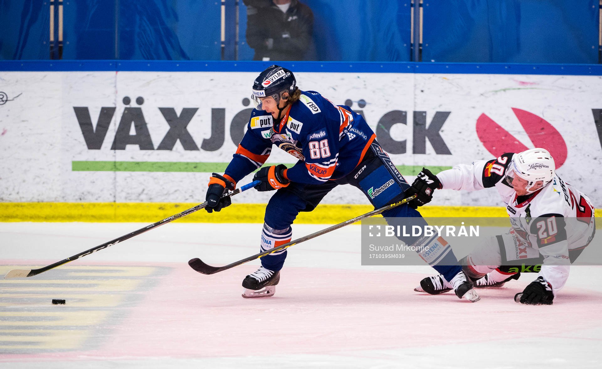 Växjös Adam Brodecki och Malmö Redhawks Erik Forssell