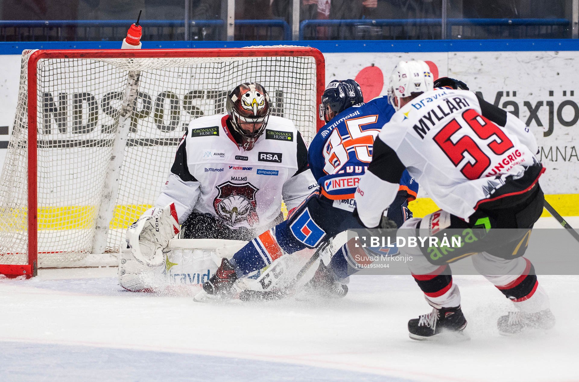Växjös Liam Reddox och Malmö Redhawks målvakt