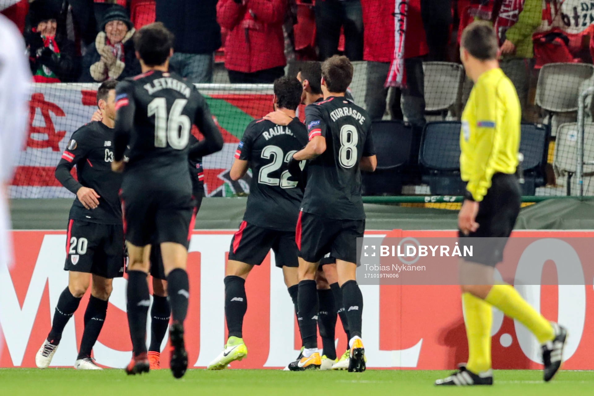 Athletic Bilbaos Aritz Aduriz jublar med lagkamrater efter 0-1 under fotbollsmatchen i Europa League mellan Östersund och Athletic Bilbao den 19 oktober 2017 i Östersund.
