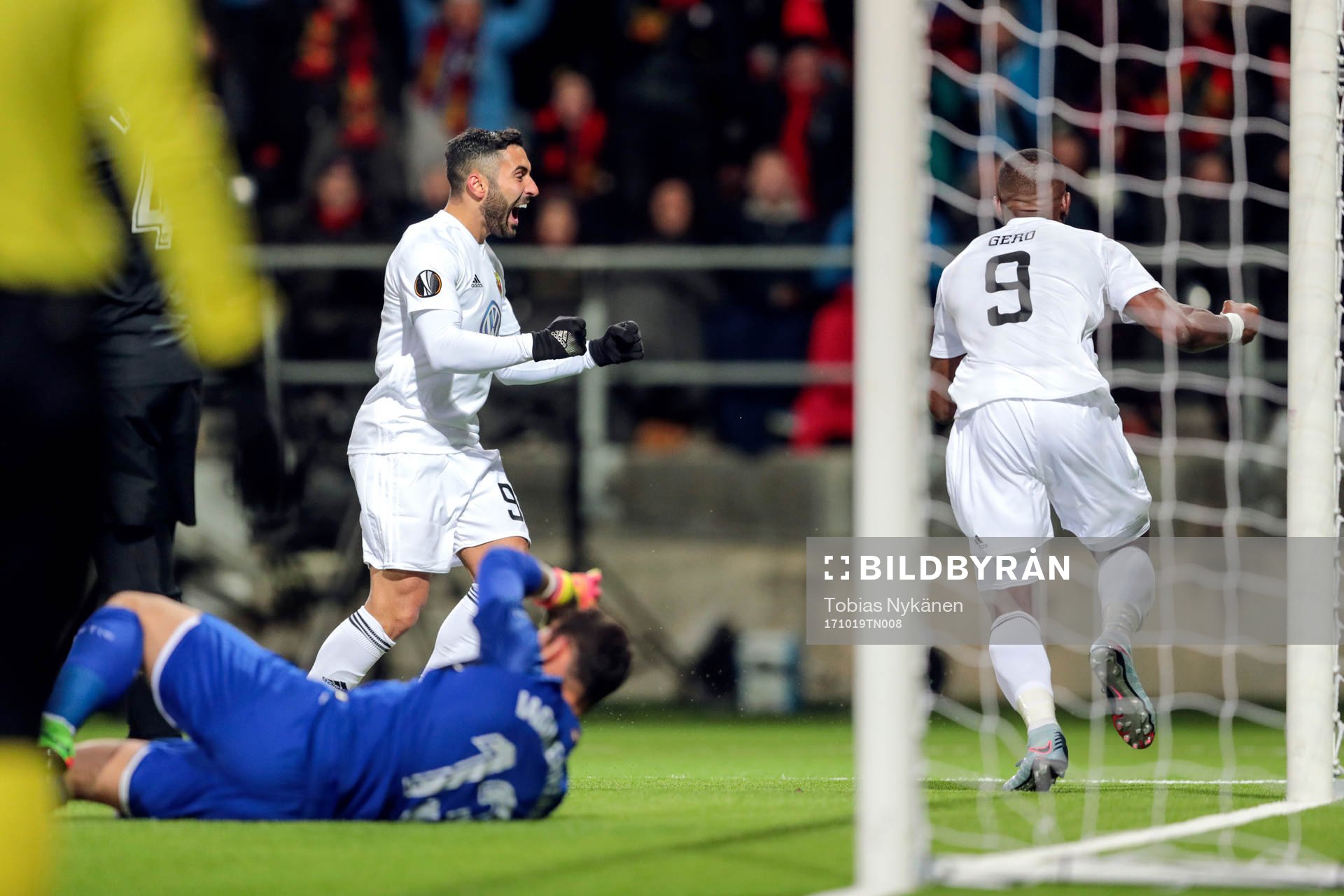 Östersunds Saman Ghoddos och Salisu Abdullahi Gero jublar