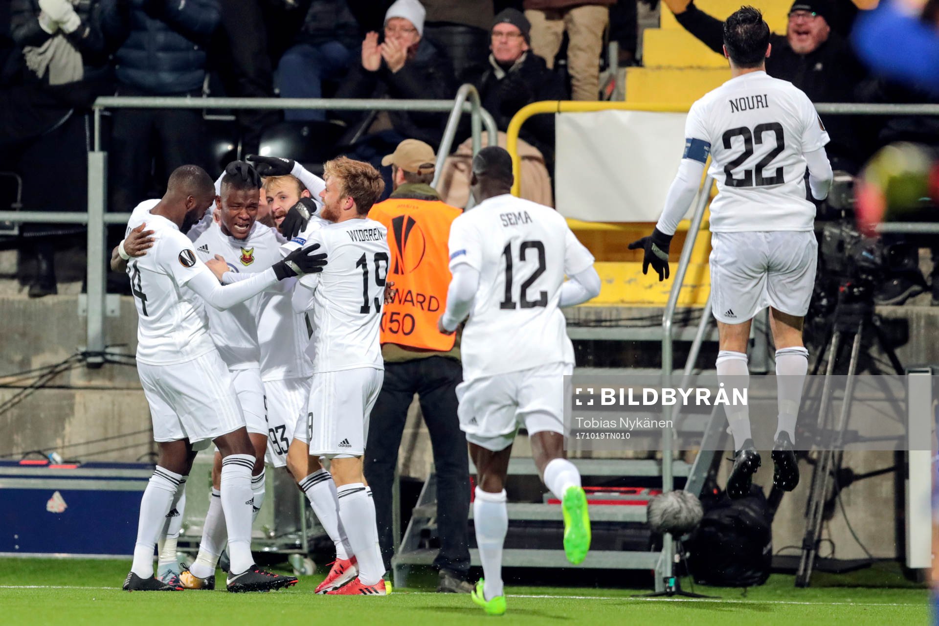 Östersunds Salisu Abdullahi Gero jublar med lagkamrater efter 1-1 under fotbollsmatchen i Europa League mellan Östersund och Athletic Bilbao den 19 oktober 2017 i Östersund.
