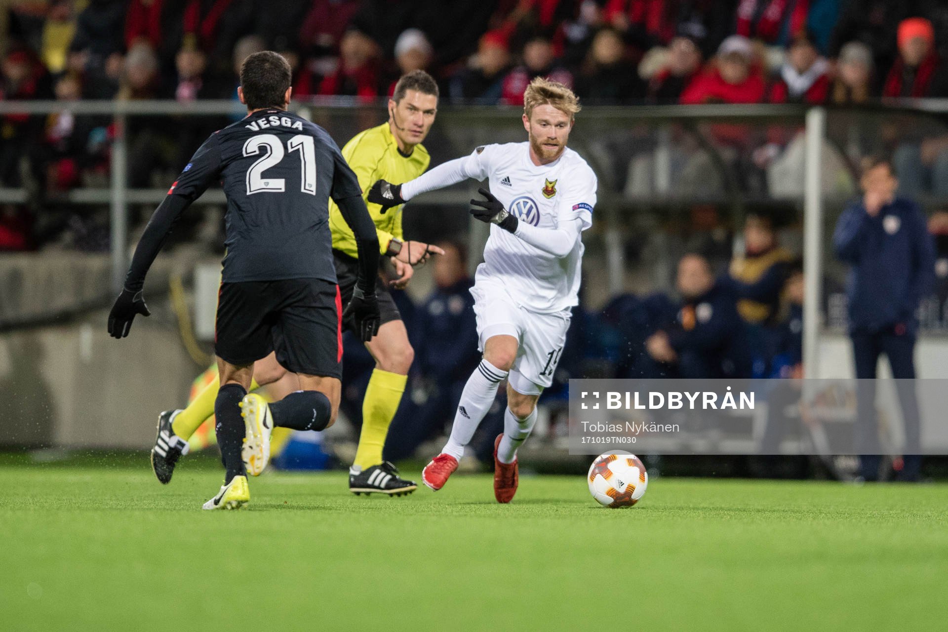 Östersunds Dennis Widgren mot Athletic Bilbaos Mikel Vesga