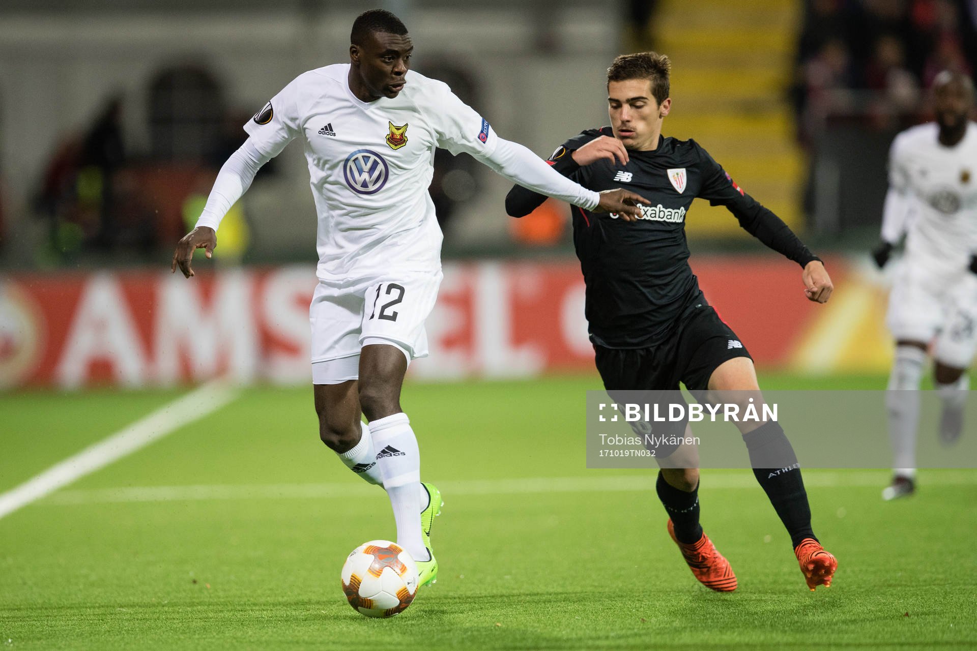 Östersunds Ken Sema mot Athletic Bilbaos Inigo Cordoba