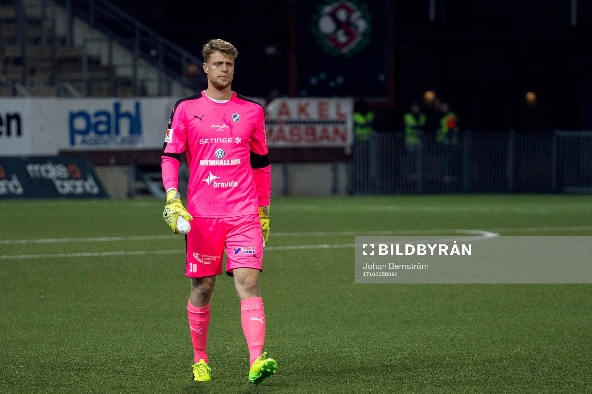 Halmstads målvakt Malkolm Nilsson deppar
