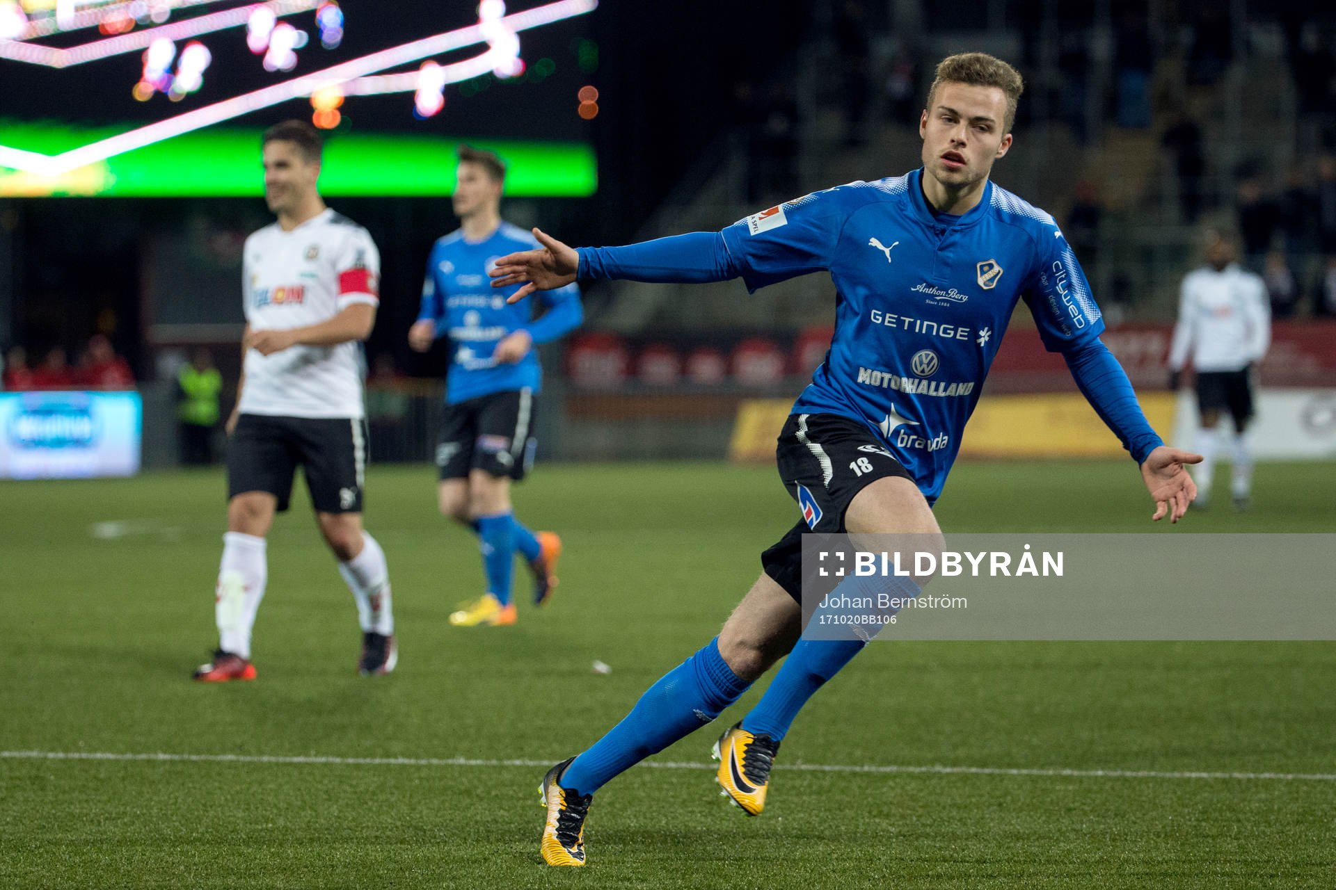 Halmstads Gabriel Gudmundsson jublar efter 0-1 under fotbollsmatchen i Allsvenskan mellan Örebro och Halmstad den 20 oktober 2017 i Örebro.