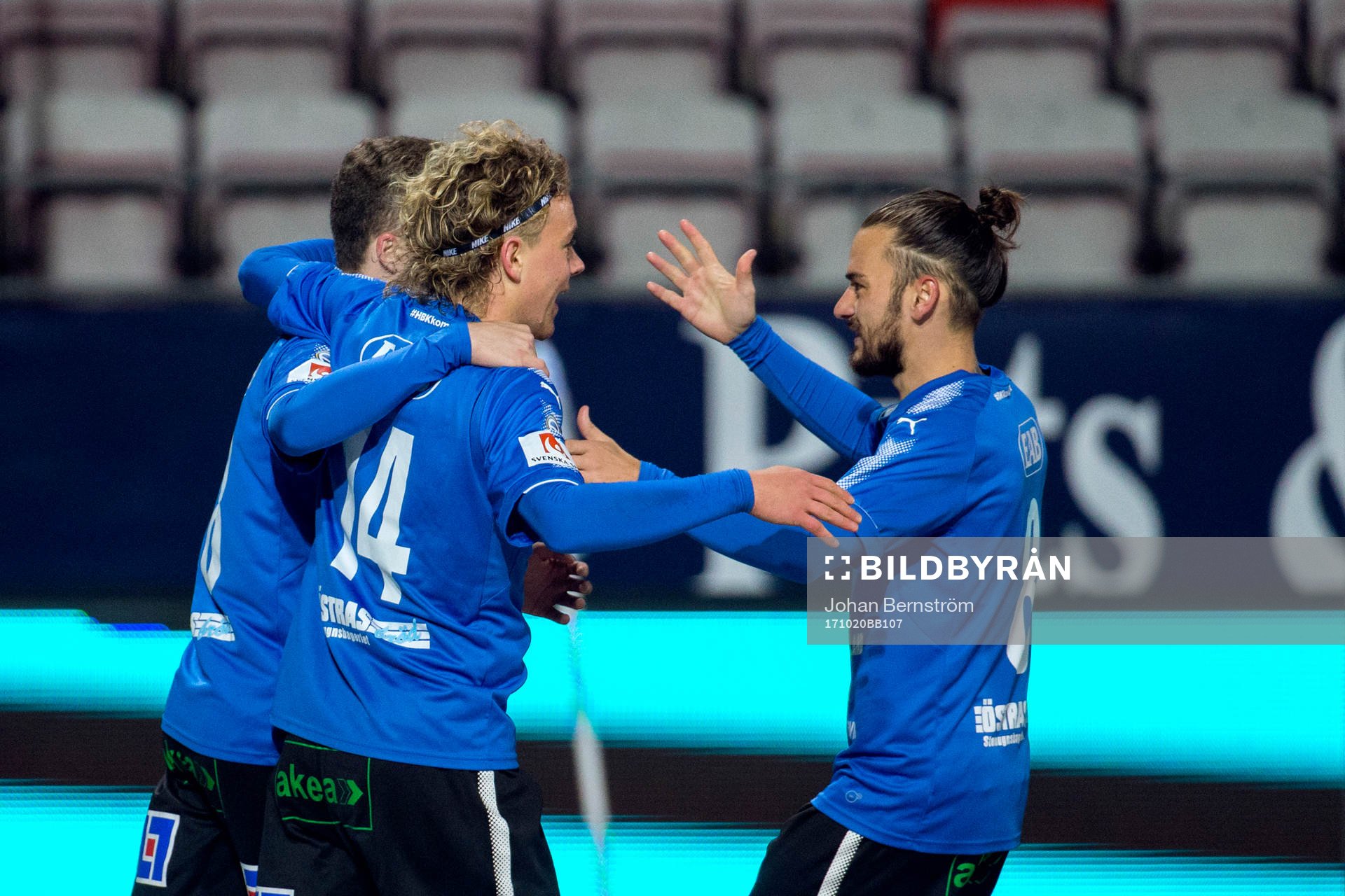 Halmstads Gabriel Gudmundsson jublar med lagkamrater efter 0-1 under fotbollsmatchen i Allsvenskan mellan Örebro och Halmstad den 20 oktober 2017 i Örebro.