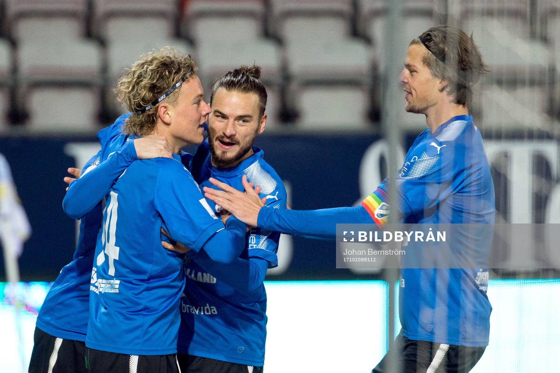 Halmstads Gabriel Gudmundsson jublar med lagkamrater efter 0-1 under fotbollsmatchen i Allsvenskan mellan Örebro och Halmstad den 20 oktober 2017 i Örebro.