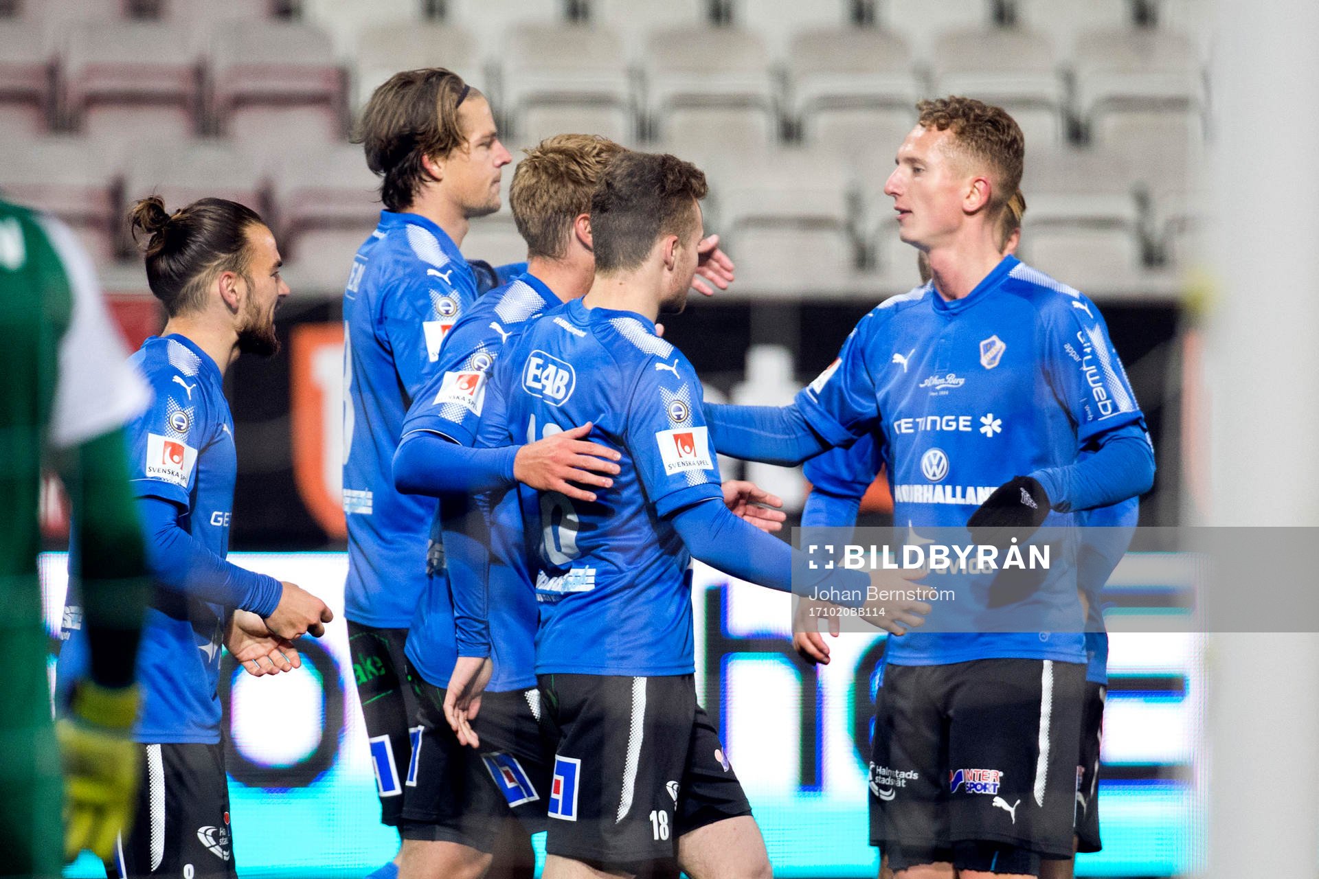 Halmstads Gabriel Gudmundsson jublar med lagkamrater efter 0-1 under fotbollsmatchen i Allsvenskan mellan Örebro och Halmstad den 20 oktober 2017 i Örebro.