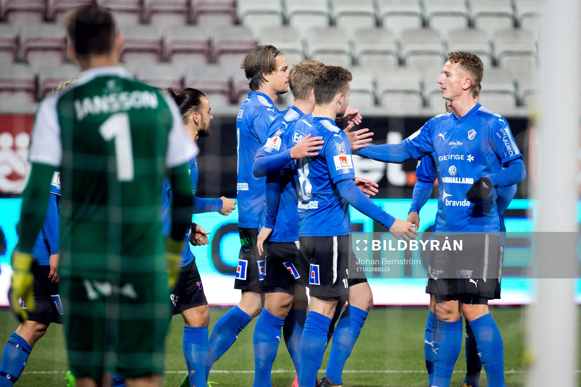 Halmstads Gabriel Gudmundsson jublar med lagkamrater efter 0-1 under fotbollsmatchen i Allsvenskan mellan Örebro och Halmstad den 20 oktober 2017 i Örebro.