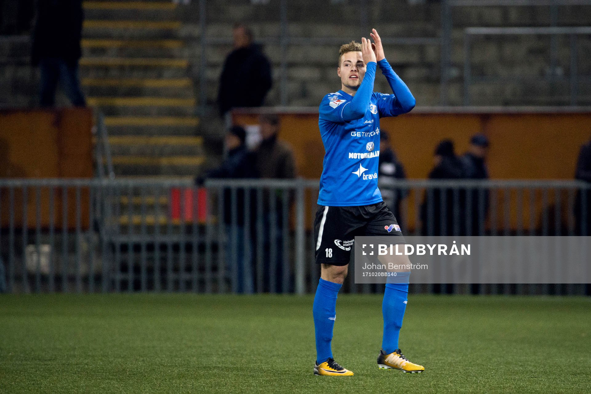 Halmstads Gabriel Gudmundsson blir utbytt och tackar publiken under fotbollsmatchen i Allsvenskan mellan Örebro och Halmstad den 20 oktober 2017 i Örebro.