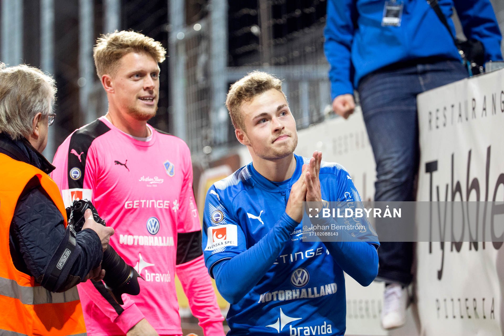 Halmstads målvakt Malkolm Nilsson och Gabriel Gudmundsson jublar med fansen efter fotbollsmatchen i Allsvenskan mellan Örebro och Halmstad den 20 oktober 2017 i Örebro.