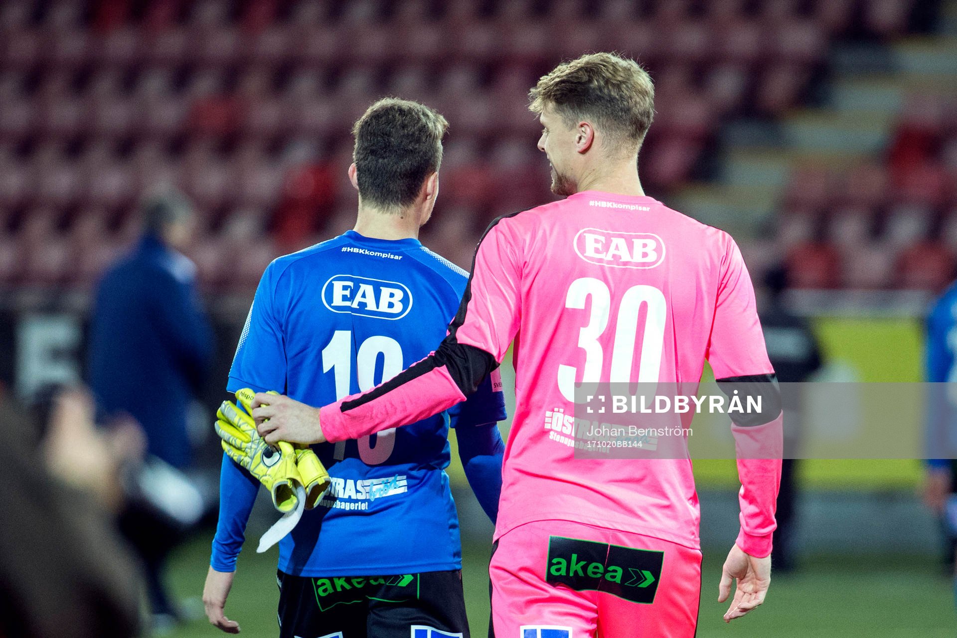 Halmstads Gabriel Gudmundsson och målvakt Malkolm Nilsson jublar efter fotbollsmatchen i Allsvenskan mellan Örebro och Halmstad den 20 oktober 2017 i Örebro.