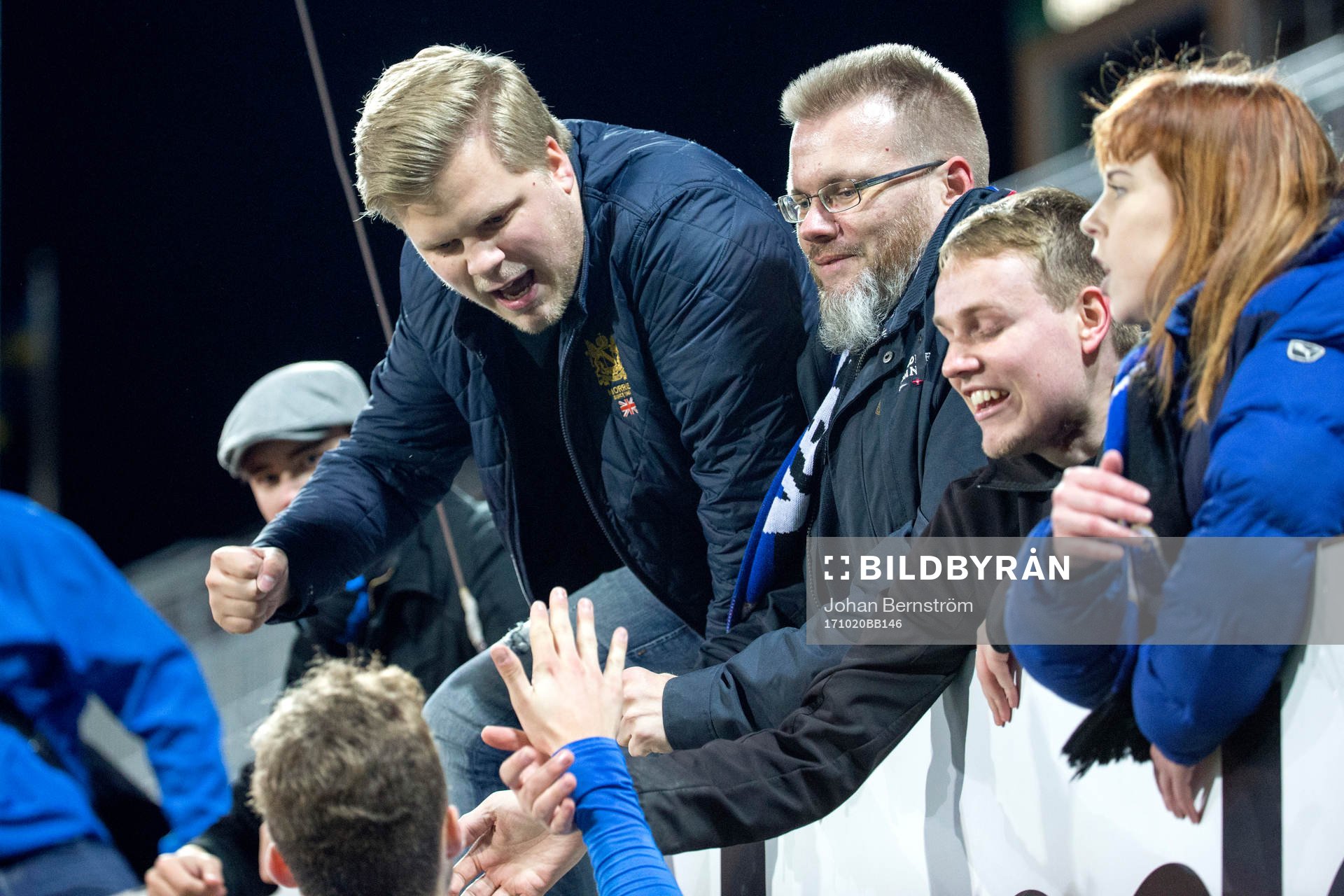 Halmstads Gabriel Gudmundsson jublar med fansen