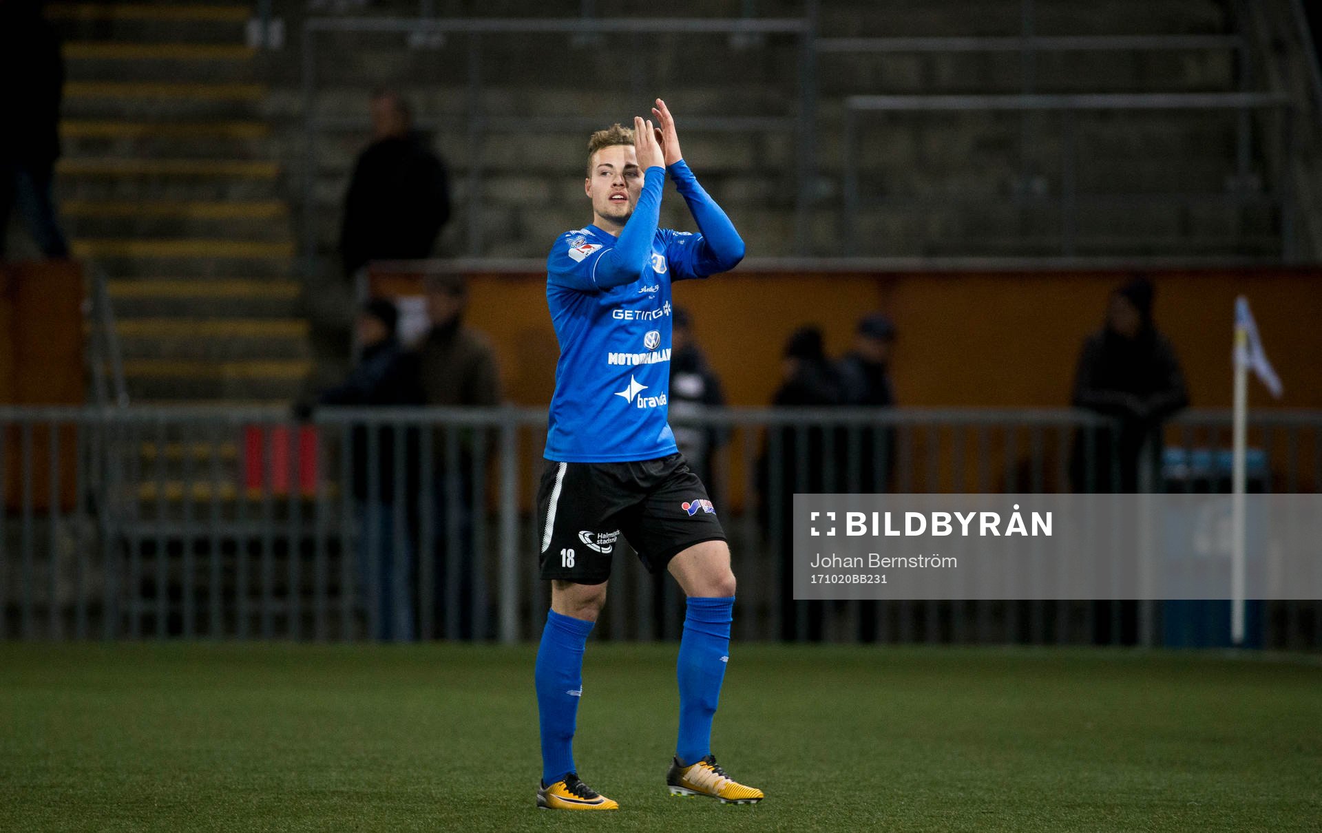 Halmstads Gabriel Gudmundsson jublar och tackar fansen när han blir utbytt under fotbollsmatchen i Allsvenskan mellan Örebro och Halmstad den 20 oktober 2017 i Örebro.