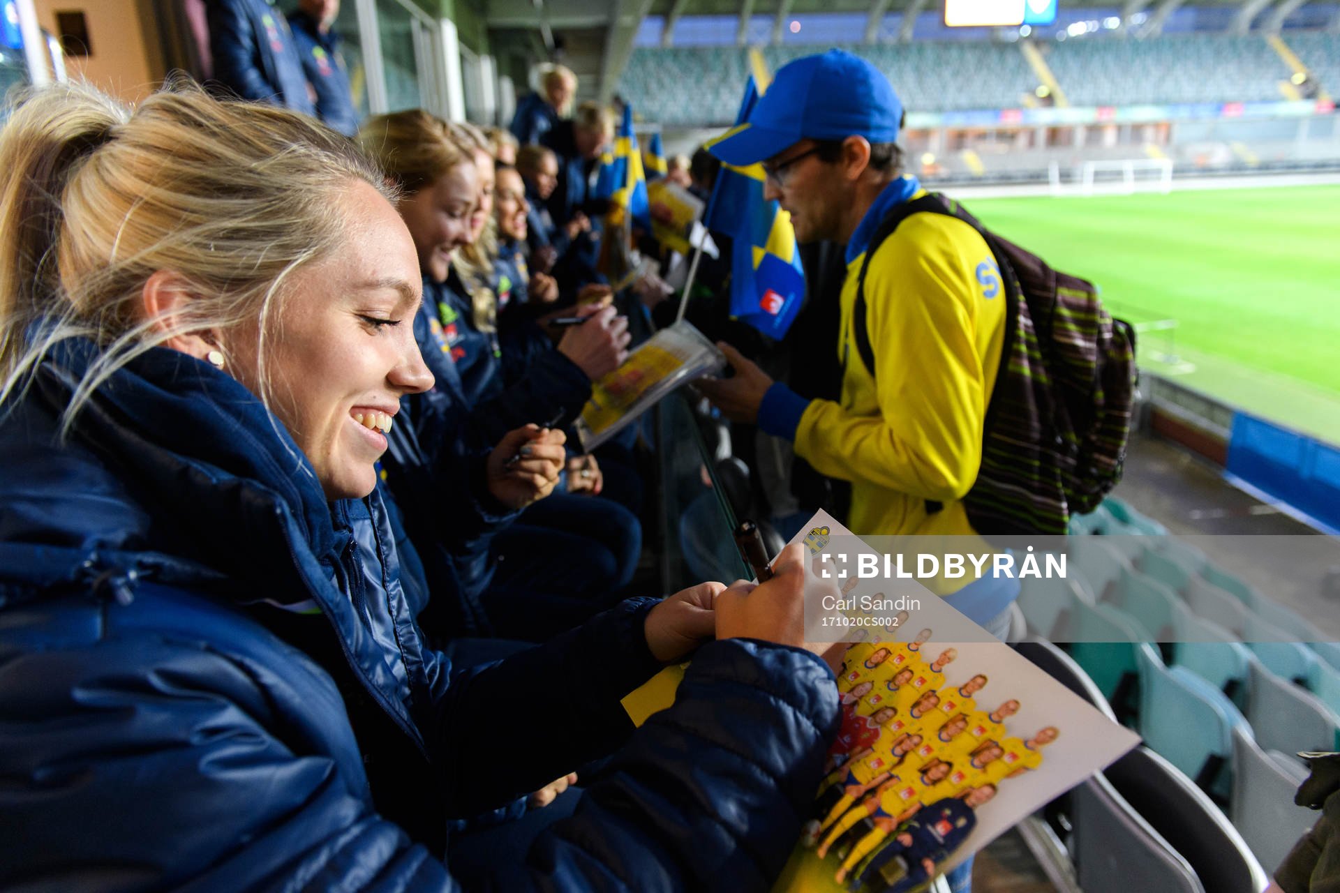 Sveriges Elin Rubensson träffar supportrar och skriver