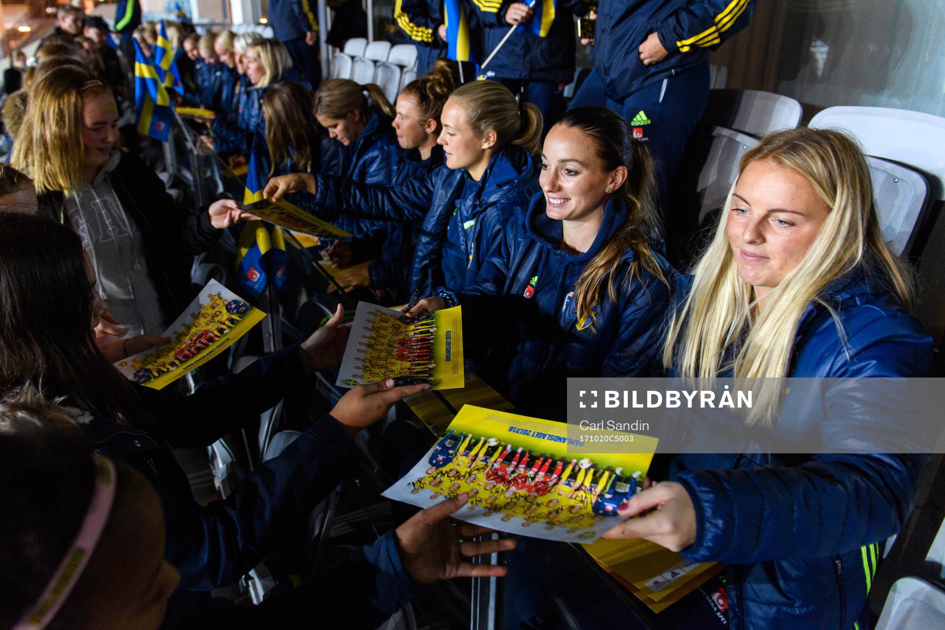 Sveriges Kosovare Asllani och Mimmi Larsson träffar