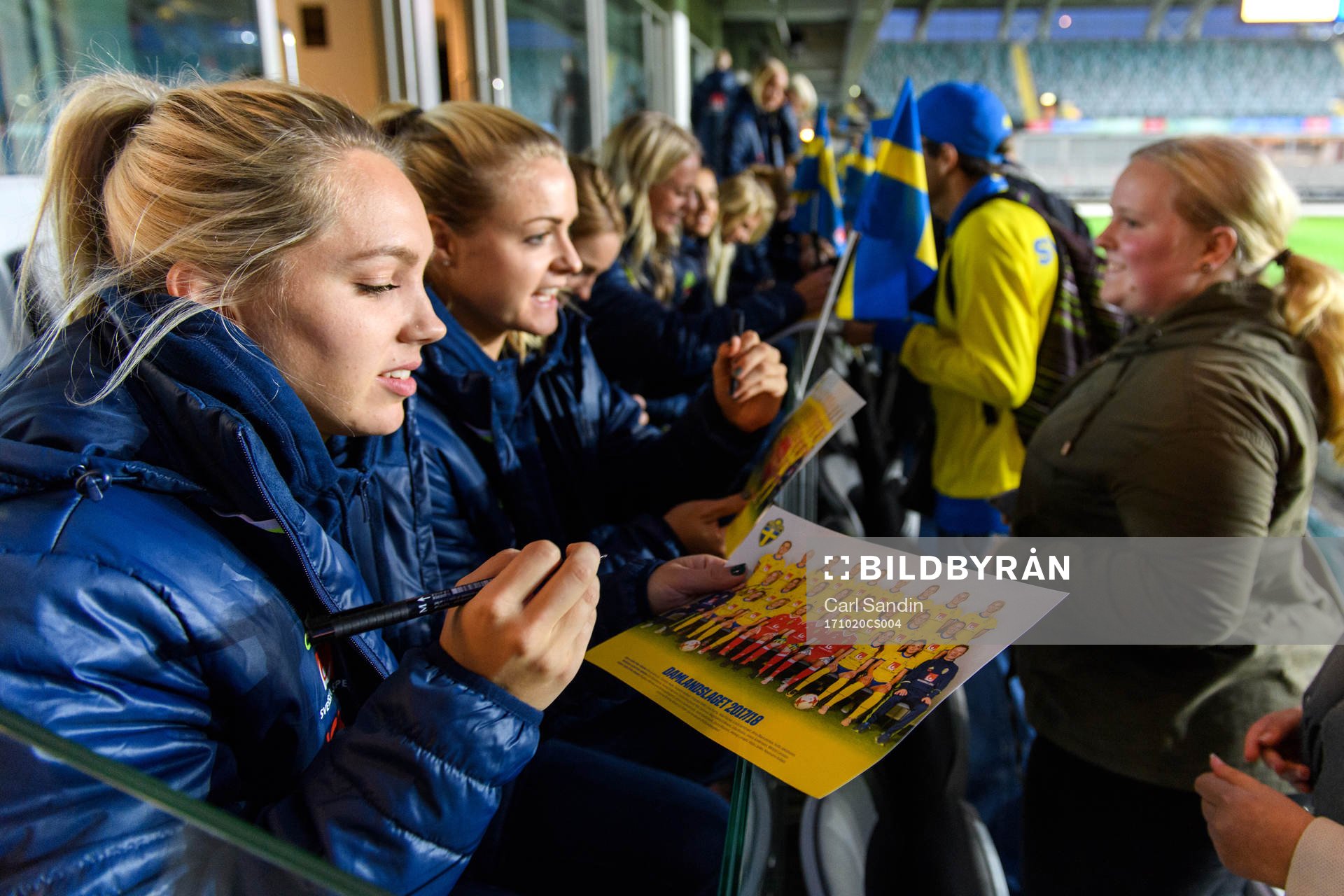 Sveriges Elin Rubensson träffar supportrar och skriver