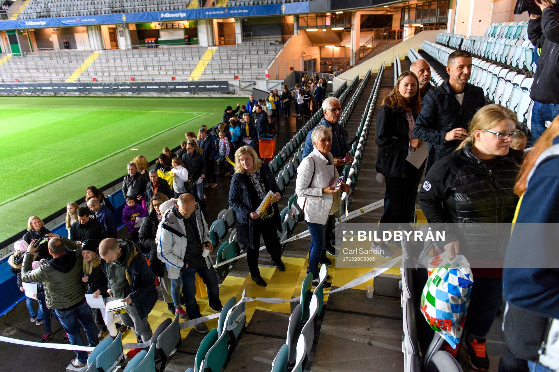Supportrar står och köar för att träffa spelarna som