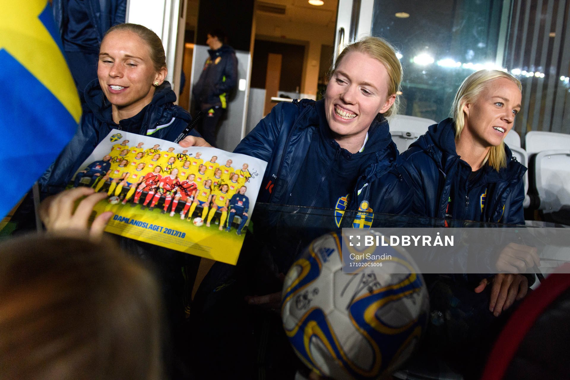 Sveriges Jonna Andersson, målvakt Hedvig Lindahl och