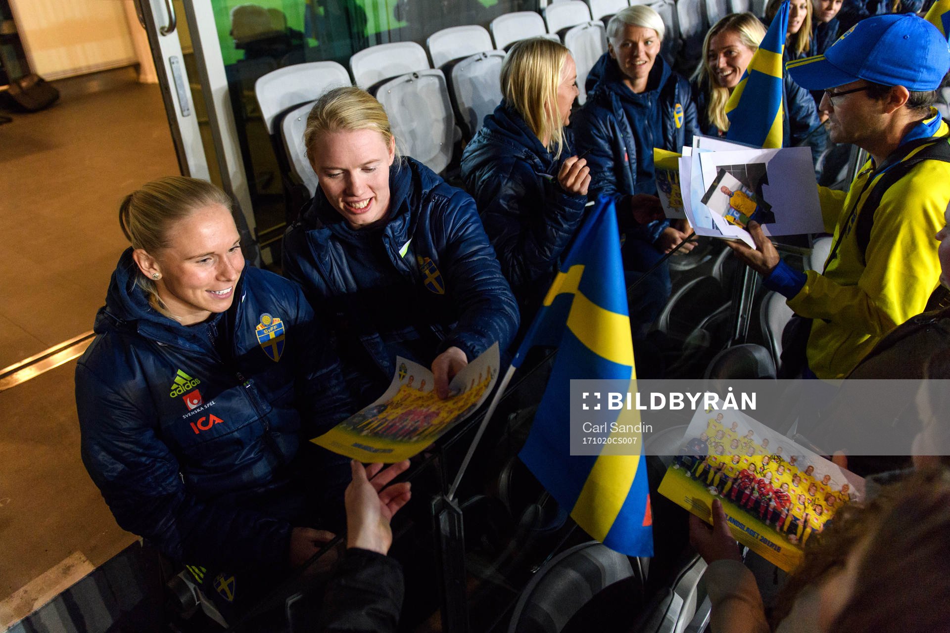 Sveriges Jonna Andersson och målvakt Hedvig Lindahl