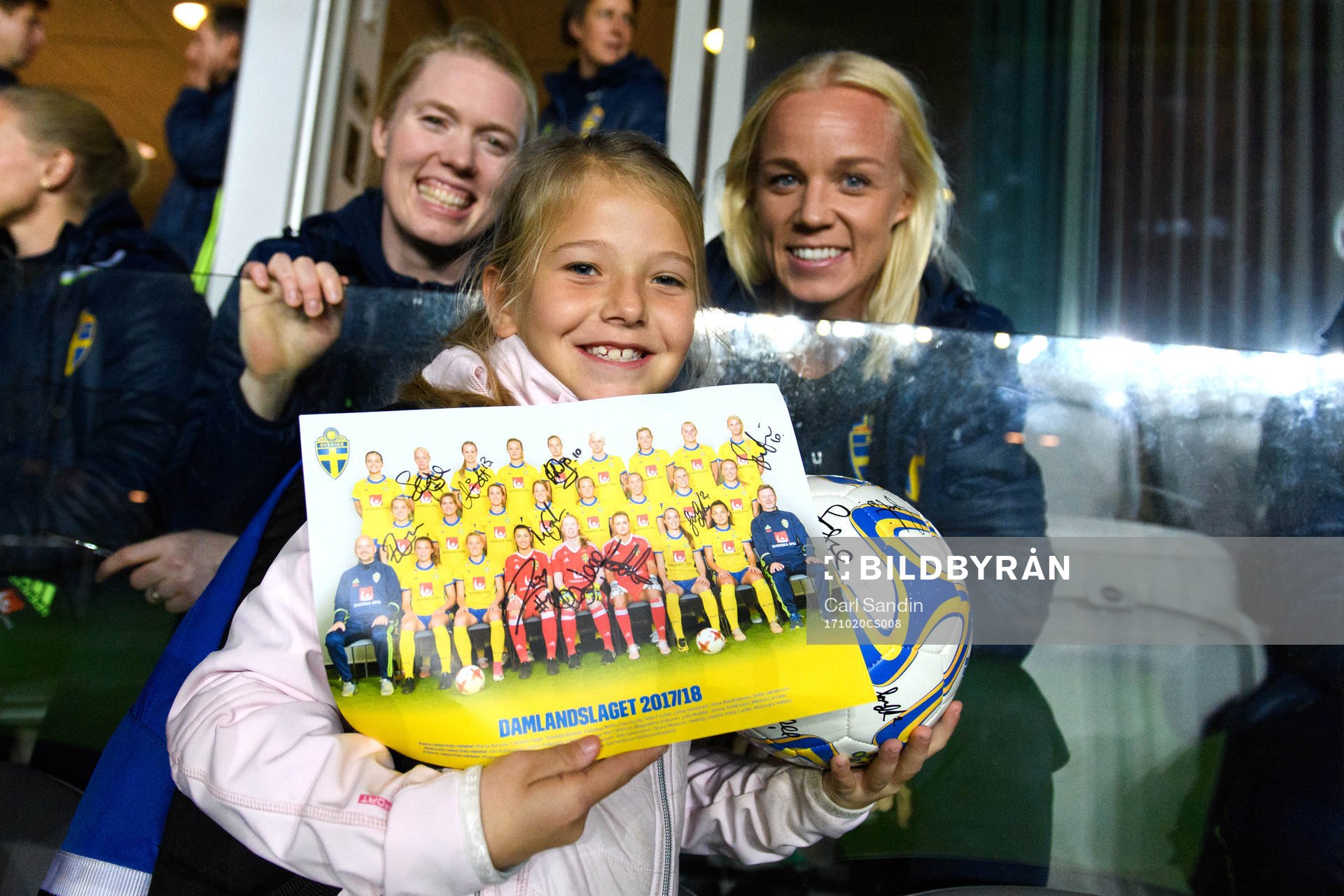 Ebba Collvik från Onsala BK tar en bild med målvakt