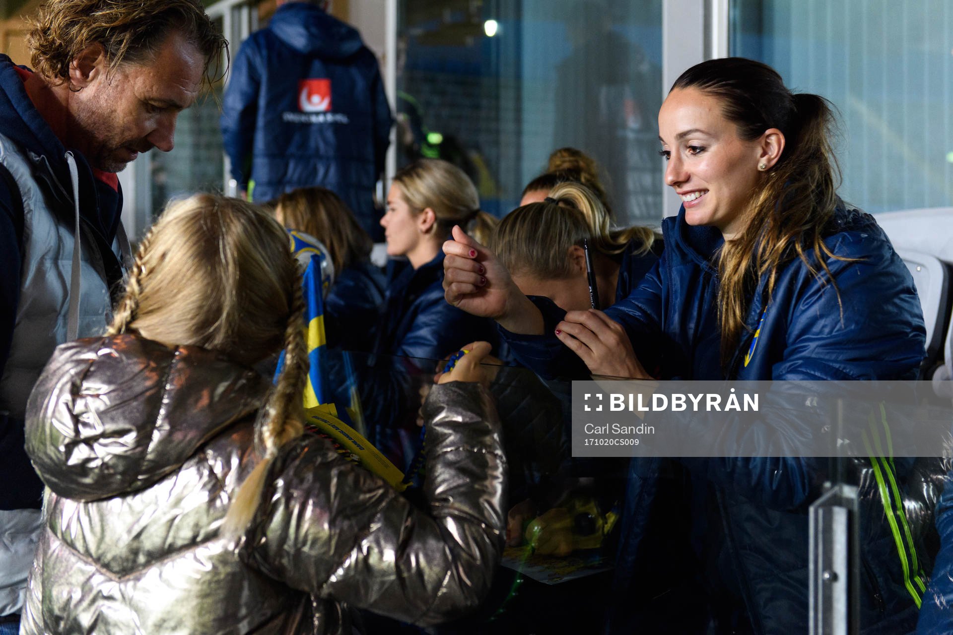 Sveriges Kosovare Asllani träffar supportrar och skriver