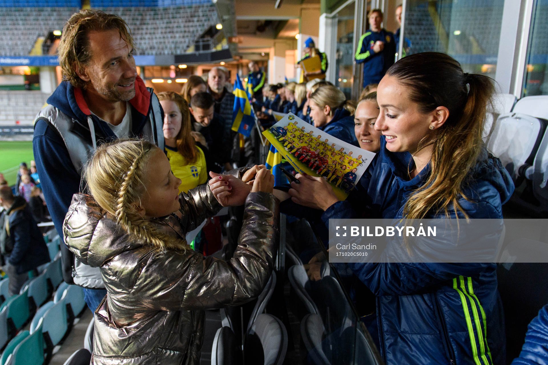 Sveriges Kosovare Asllani träffar supportrar och skriver