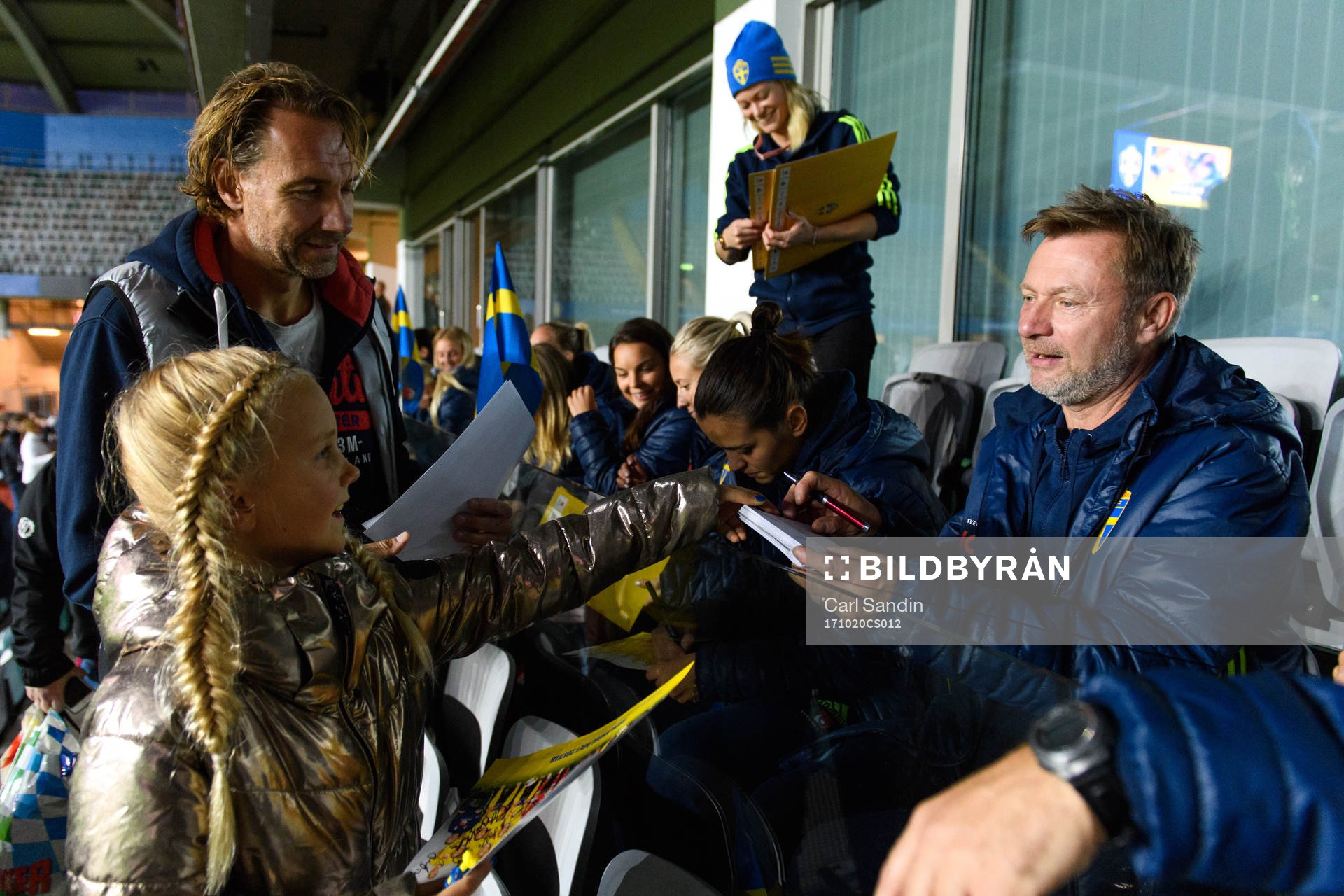 Sveriges förbundskapten Peter Gerhardsson träffar
