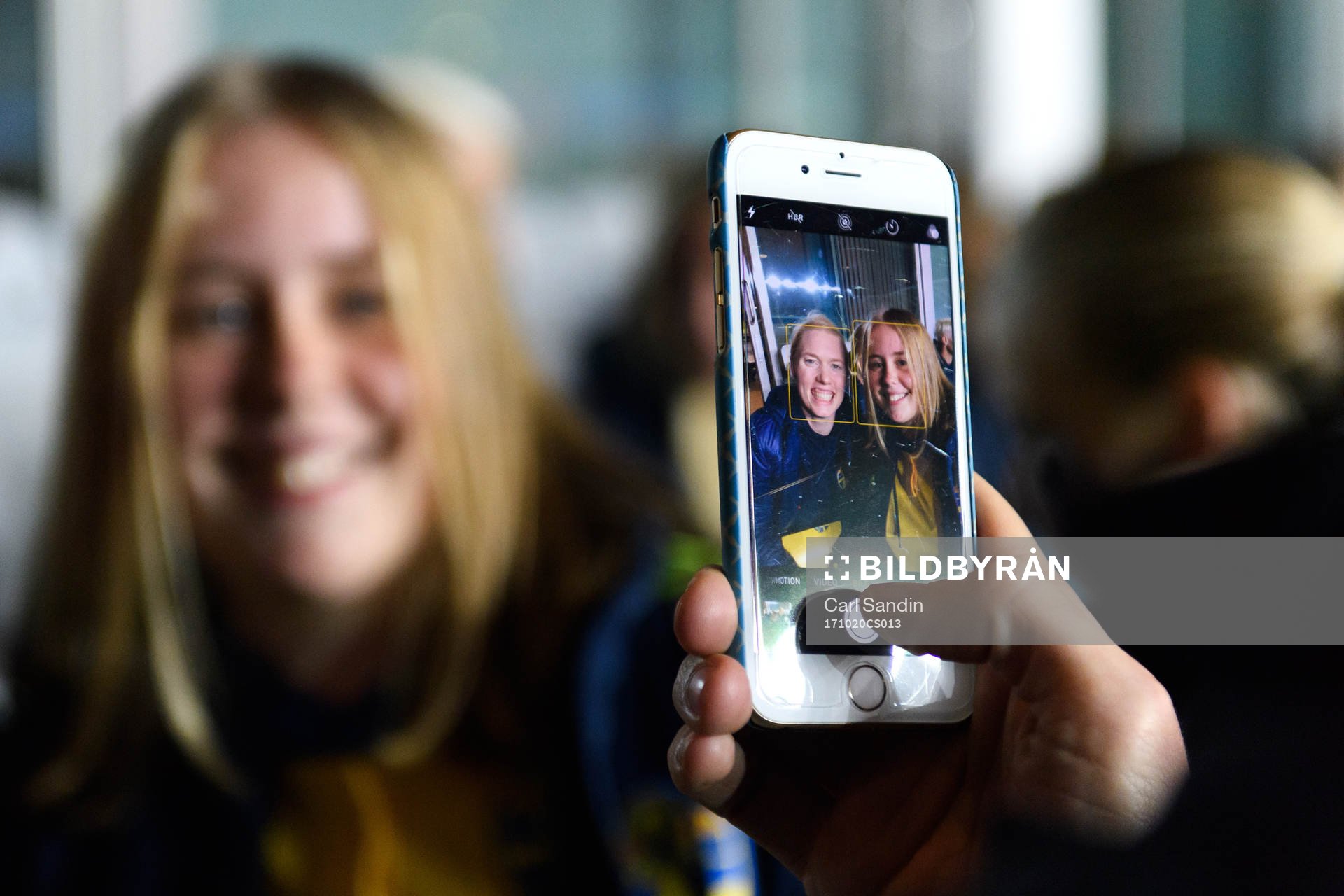 Målvakt Hedvig Lindahl tar en bild med en supporter när