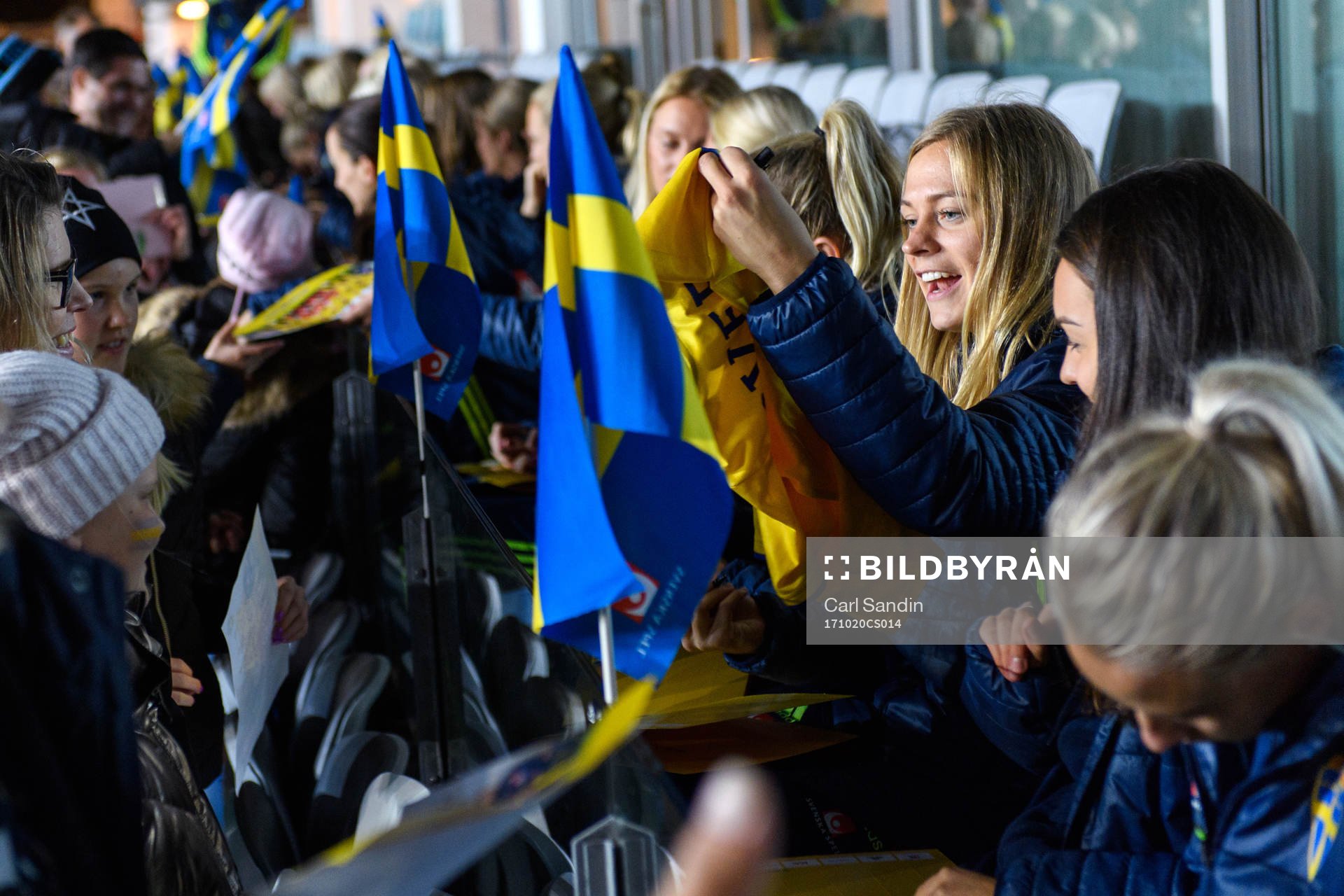 Sveriges Fridolina Rolfö träffar supportrar skriver och