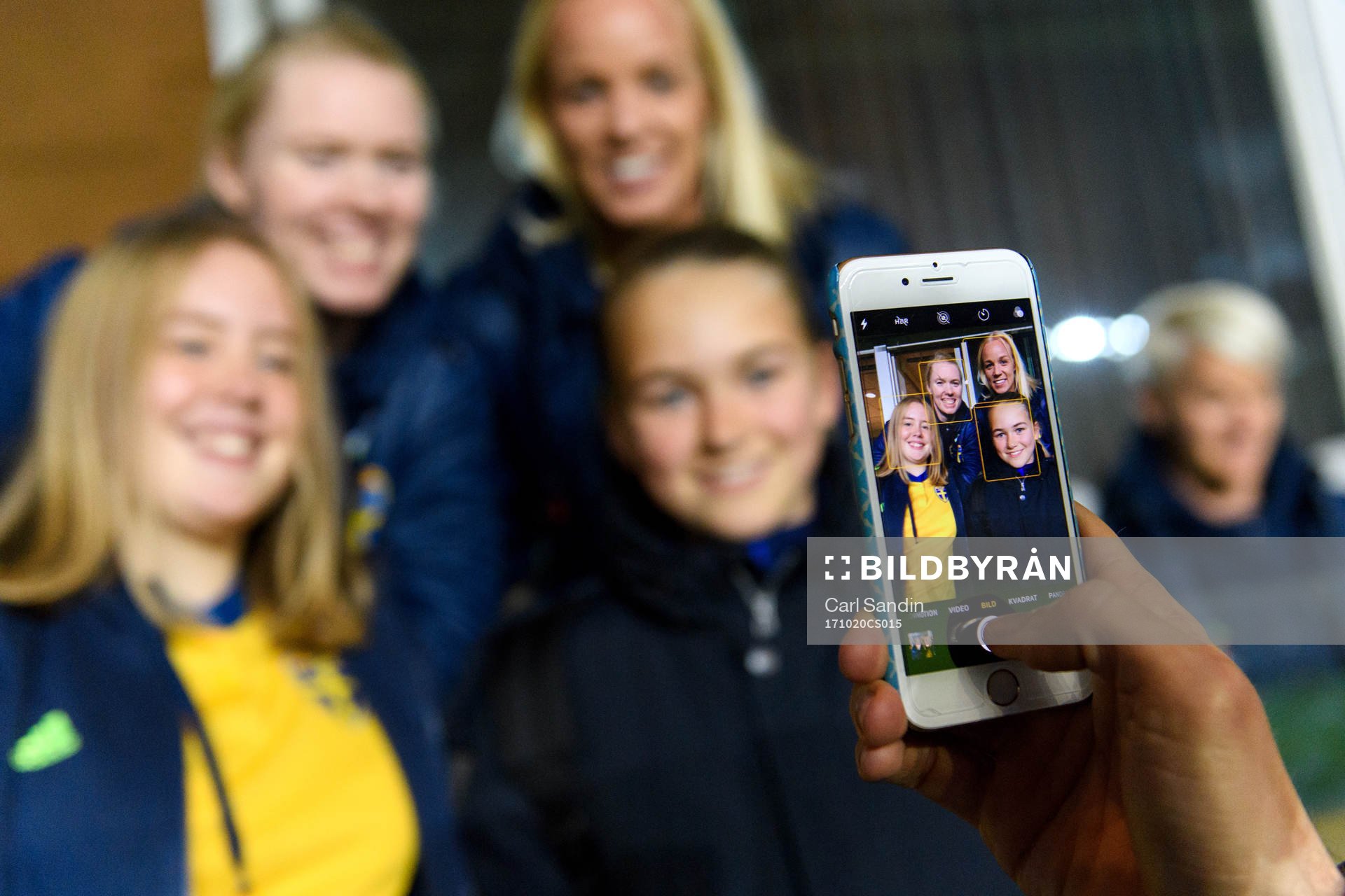 Målvakt Hedvig Lindahl och Caroline Seger tar en bild med
