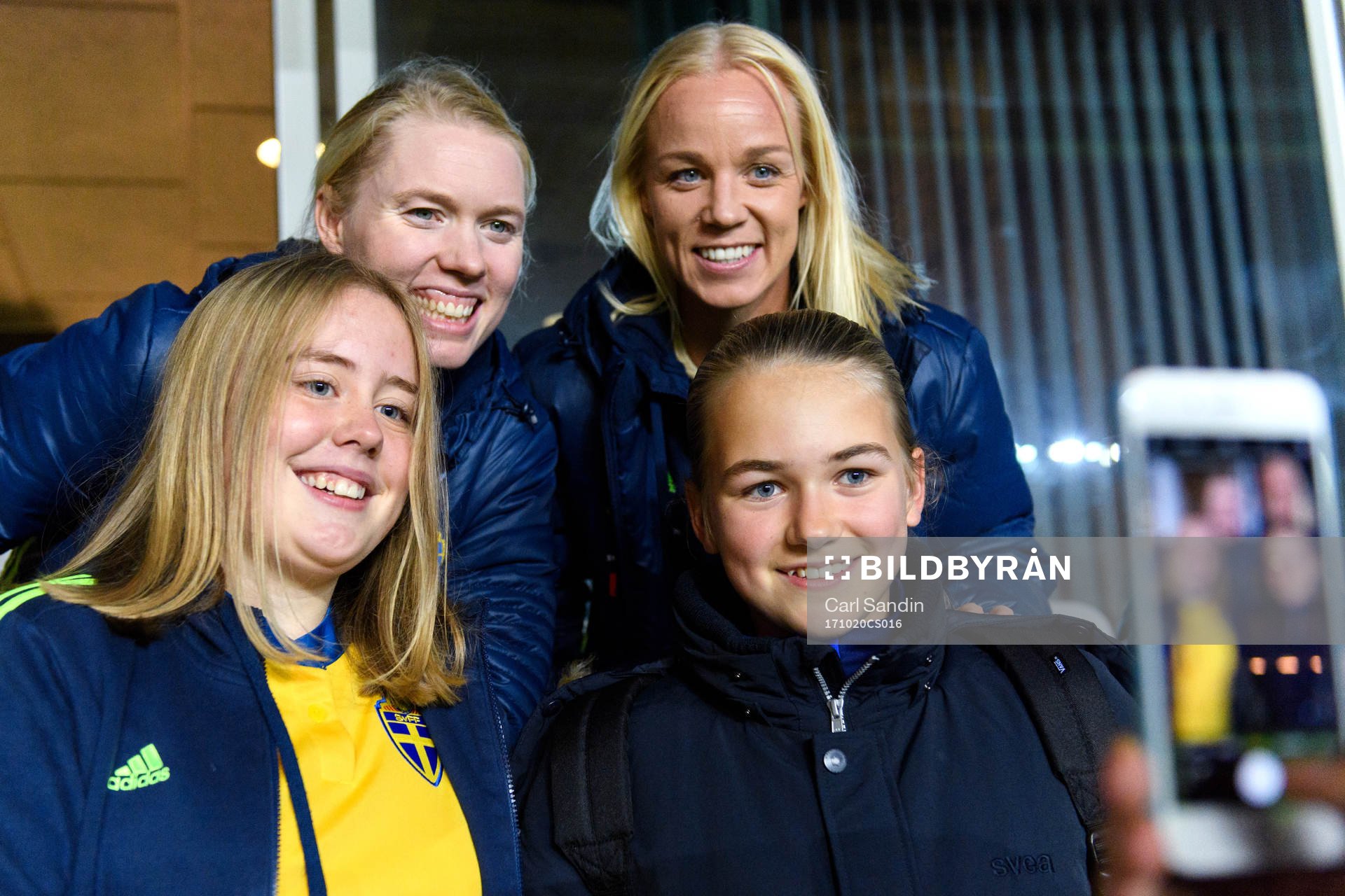 Målvakt Hedvig Lindahl och Caroline Seger tar en bild med