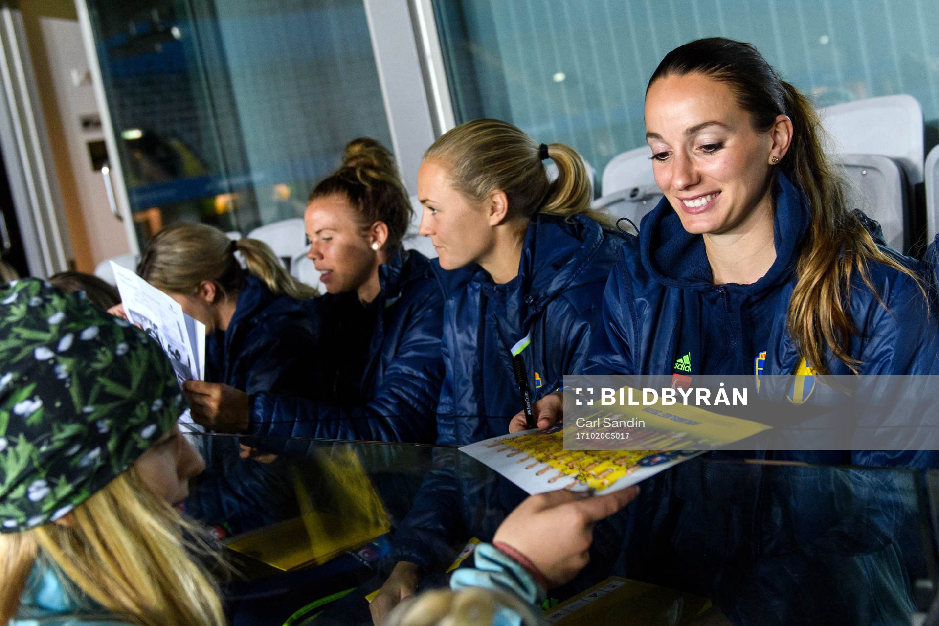 Sveriges Kosovare Asllani träffar supportrar och skriver