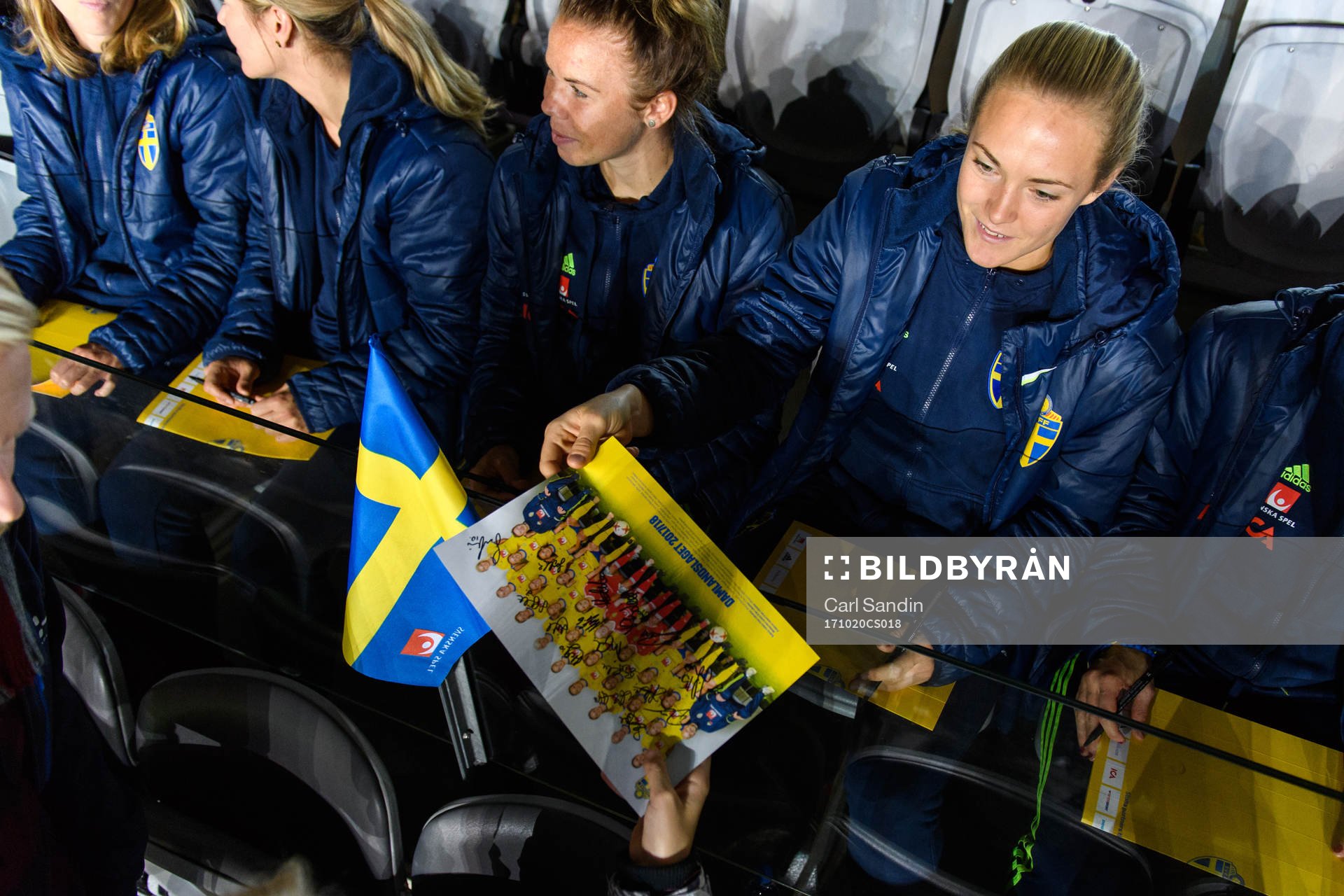 Sveriges Magdalena Eriksson träffar supportrar och skriver