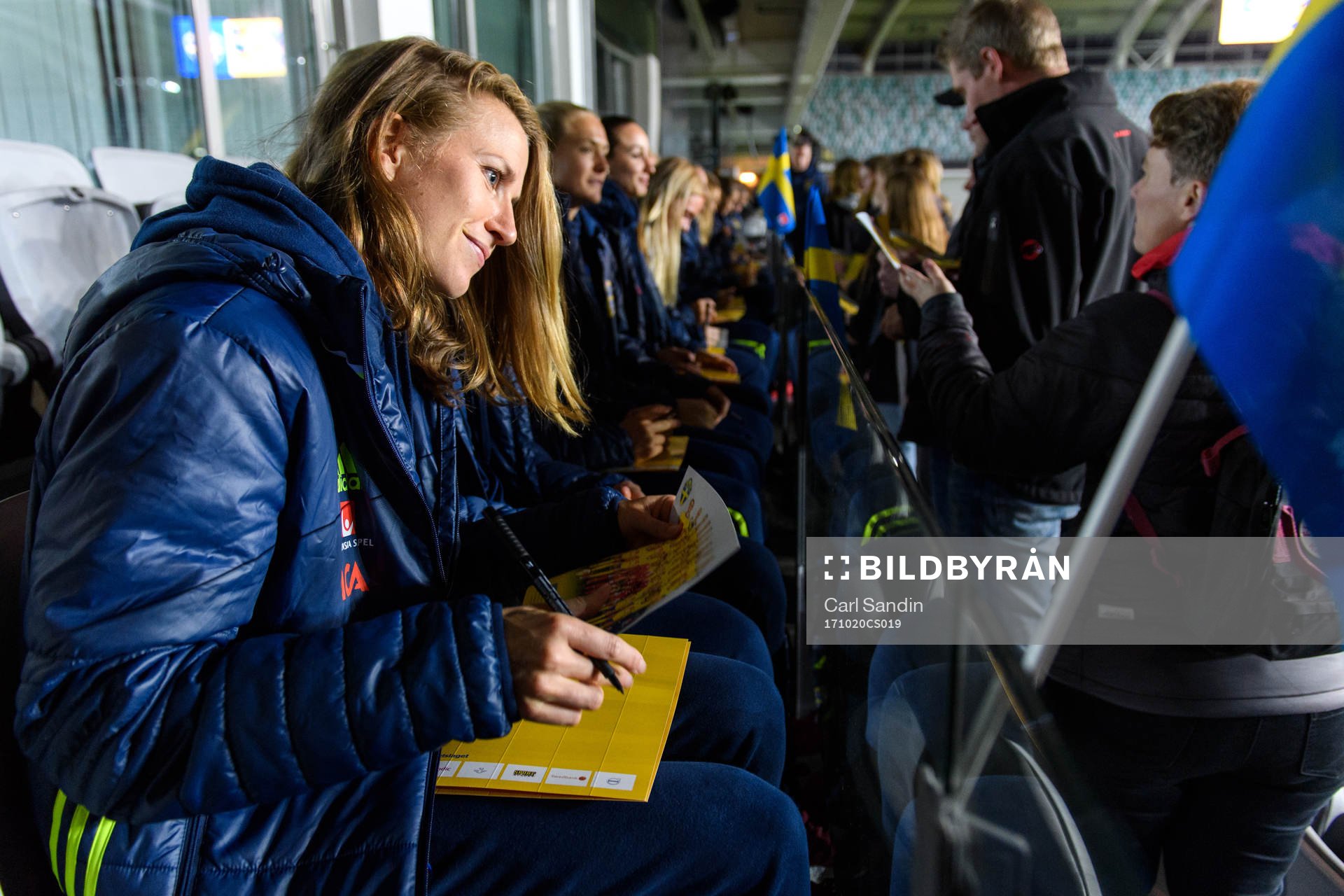 Sveriges Emma Berglund träffar supportrar och skriver