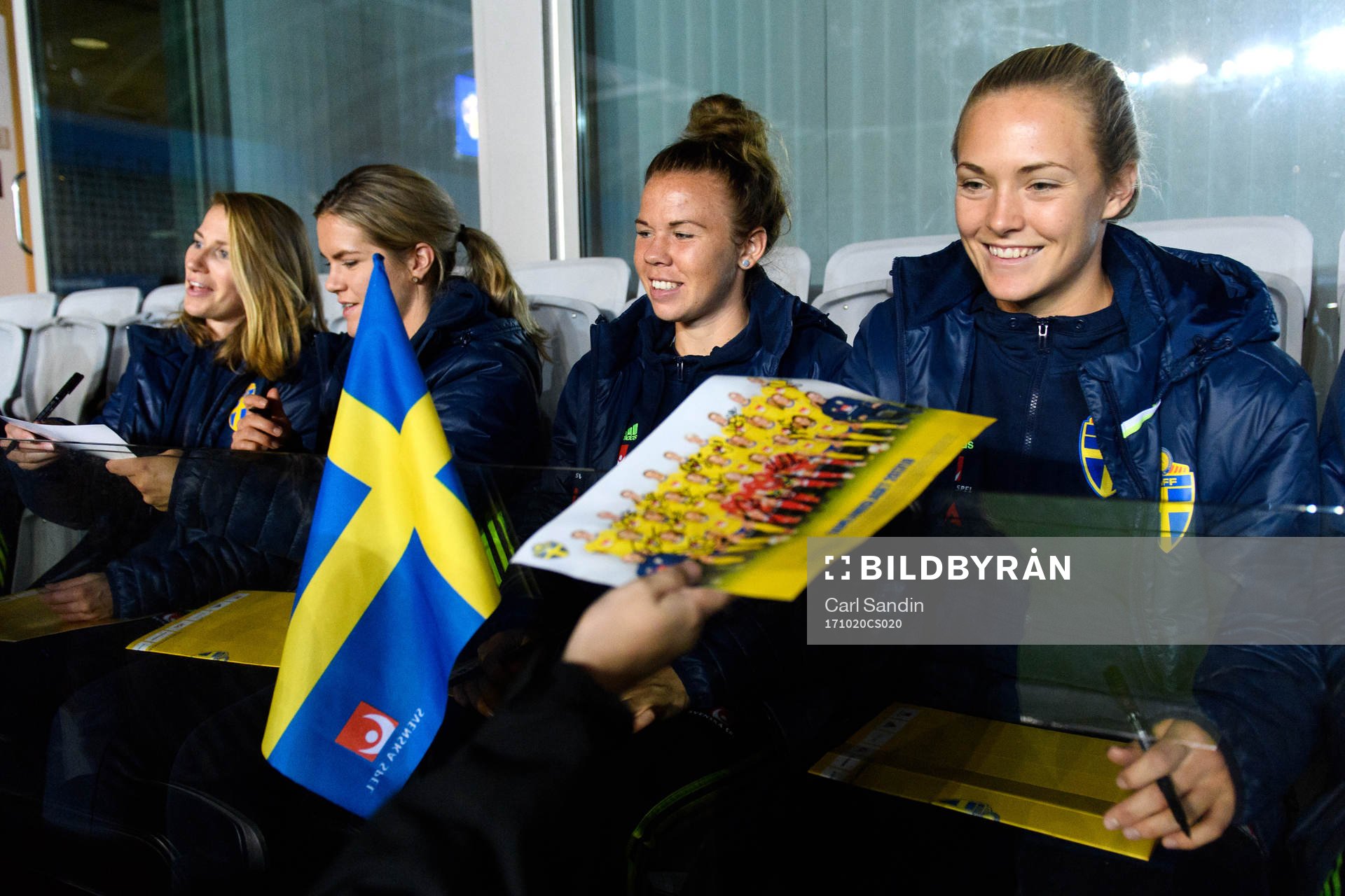 Sveriges Jessica Samuelsson och Magdalena Eriksson träffar
